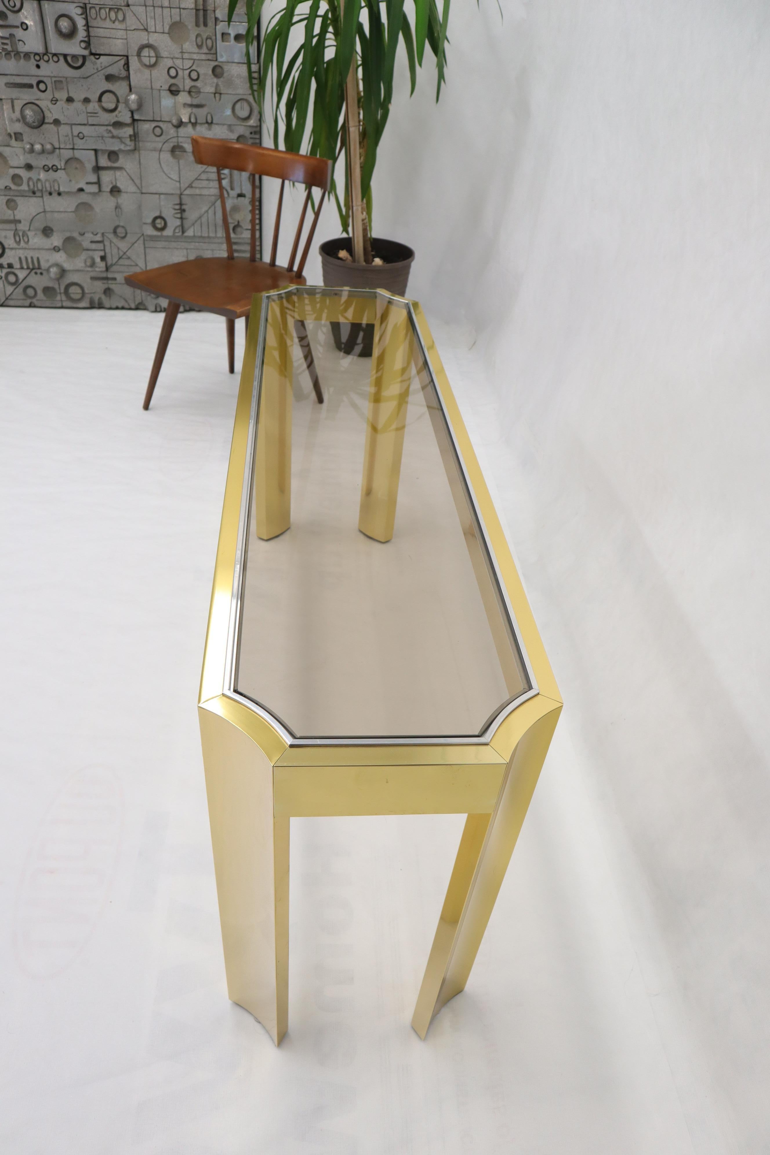 20ième siècle Console rectangulaire à pieds concaves en laiton et plateau en verre - Table de canapé en vente