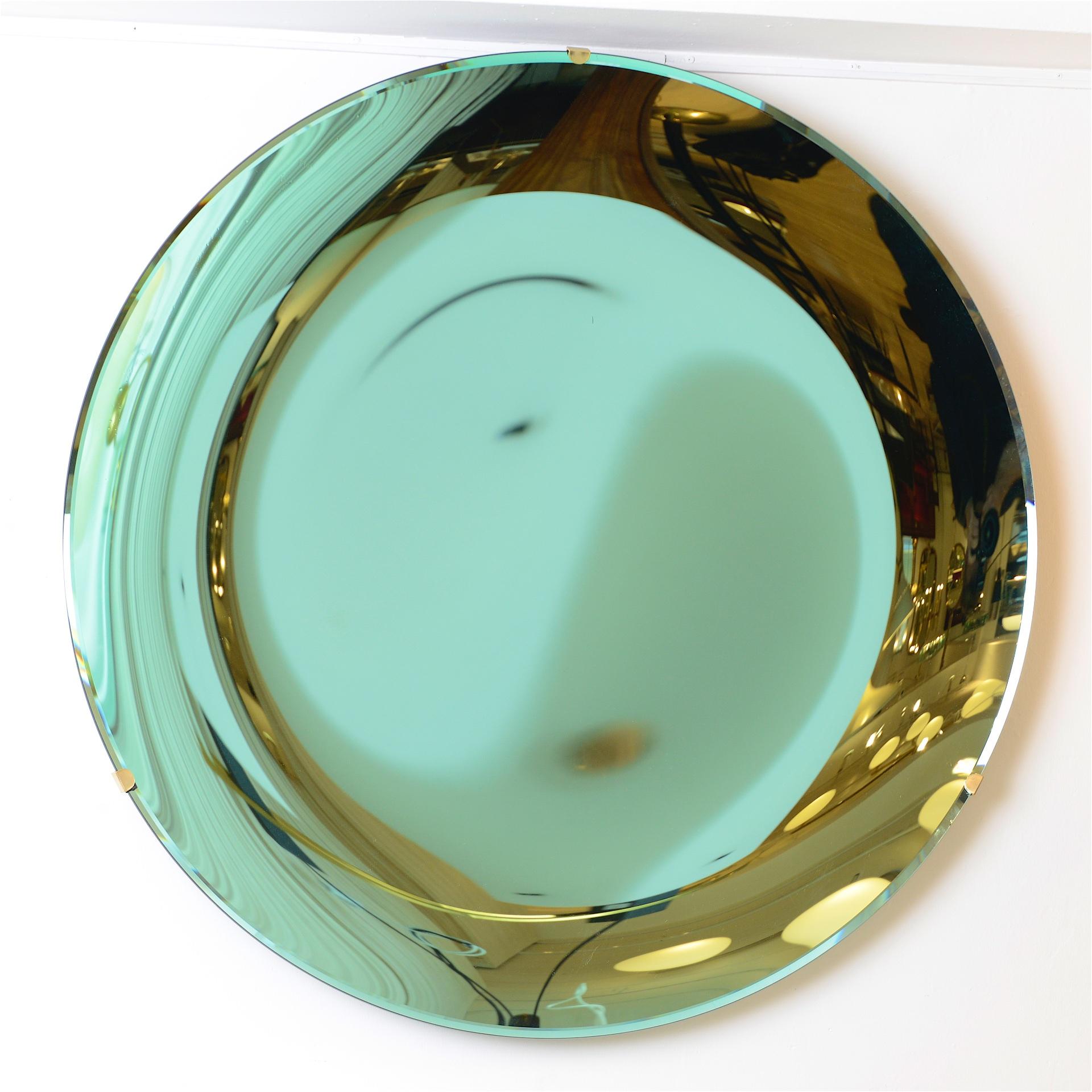 Miroir concave de style Anish Kapoor. 

Miroir sculptural en verre vert, avec fixation murale en laiton.

Miroir d'excellente qualité avec des reflets étonnants. 

Disponible en or rose, cuivre et bleu. Egalement en verre antique.

Veuillez nous