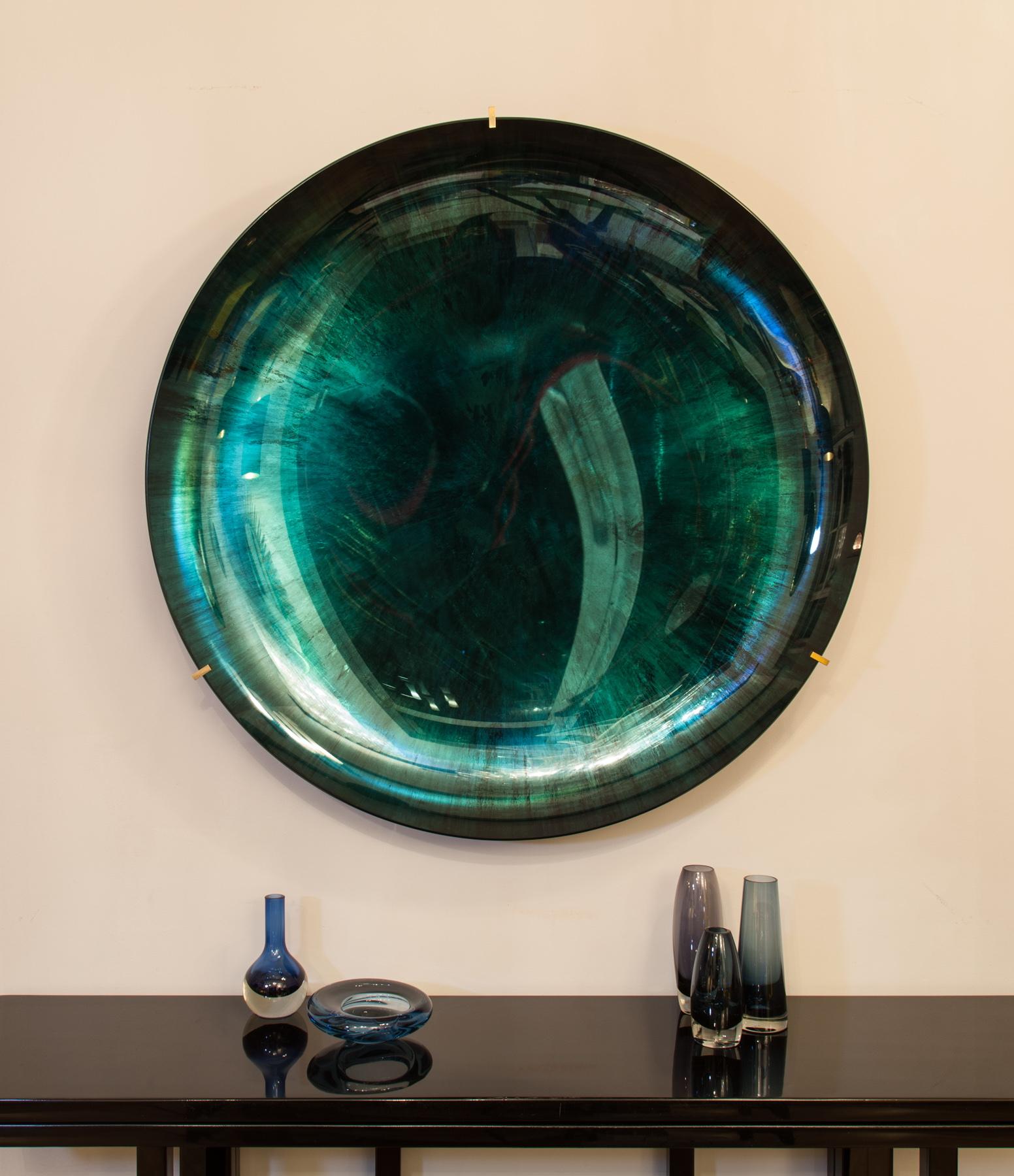 Étonnant grand objet miroir concave par Christophe Gaignon, France 2018, pièce unique, coupe en verre miroir concave, reflets bleus et verts, suspension à monture en laiton, signé au dos, diamètre 109 cm, profondeur 17 cm. Parfait état.
 