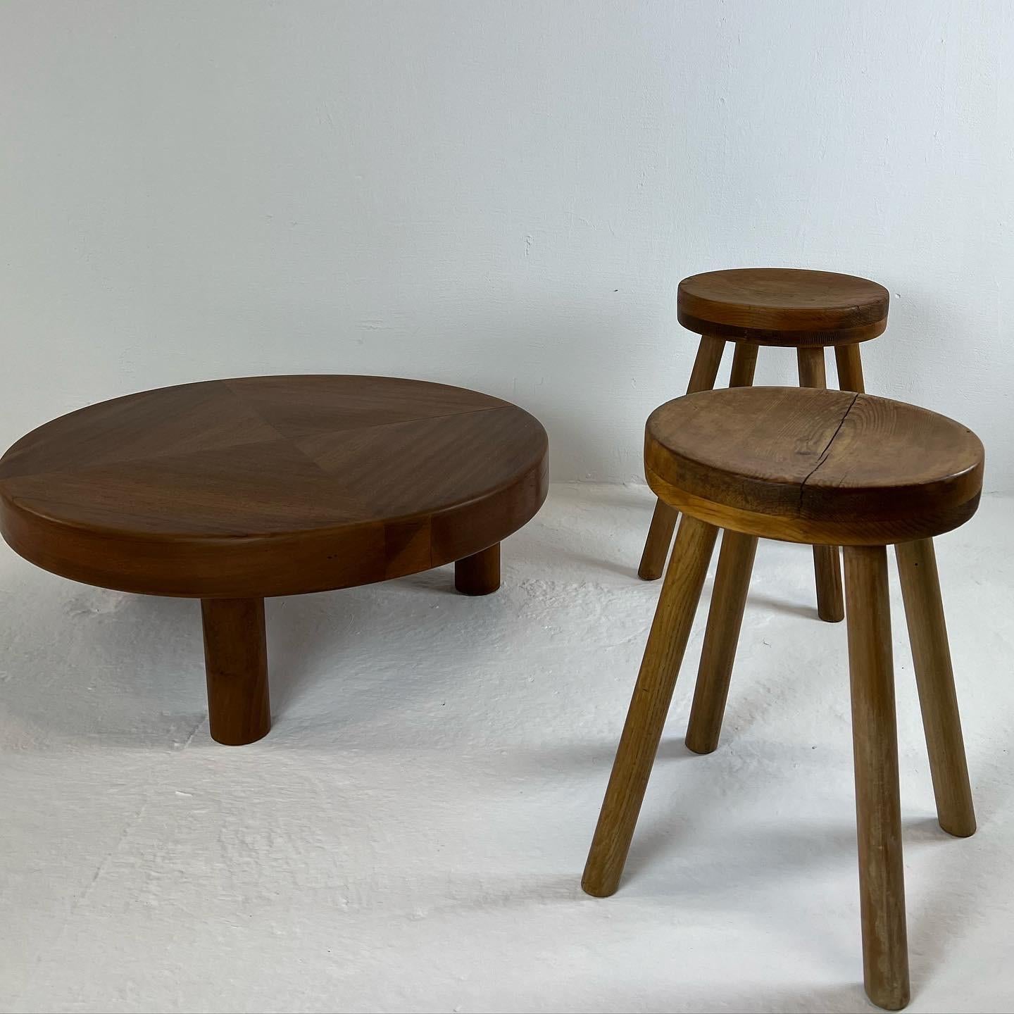 Superb pair of slightly concave modernist stools, in pine, from the 1950s. With 4 legs and superb craftsmanship, they evoke the creations of charlotte perriand. They will fit perfectly into a mid-century decoration.