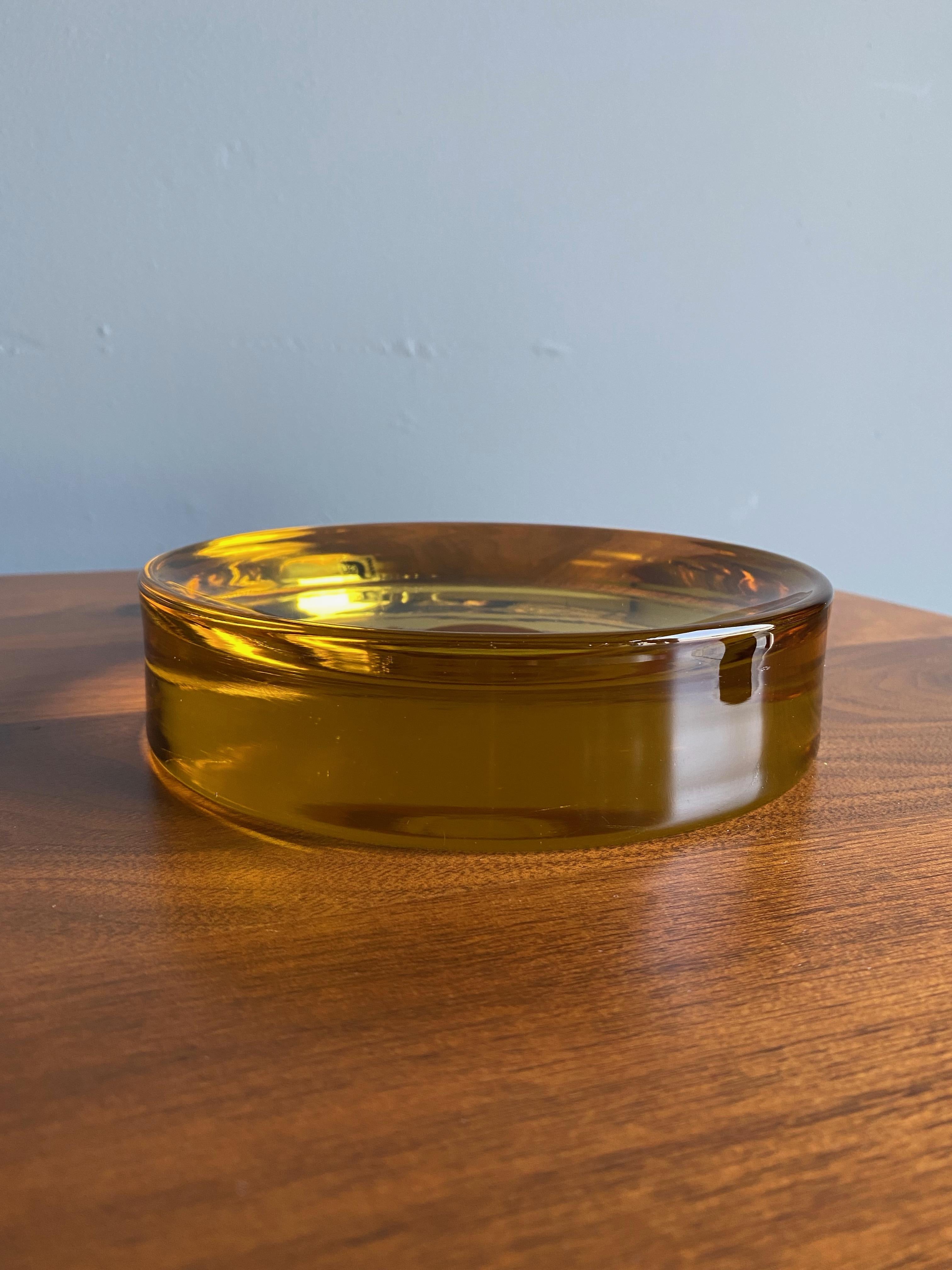 Mid-Century Modern Concave Murano Seguso Arte Amber Glass Dish, circa 1960 For Sale