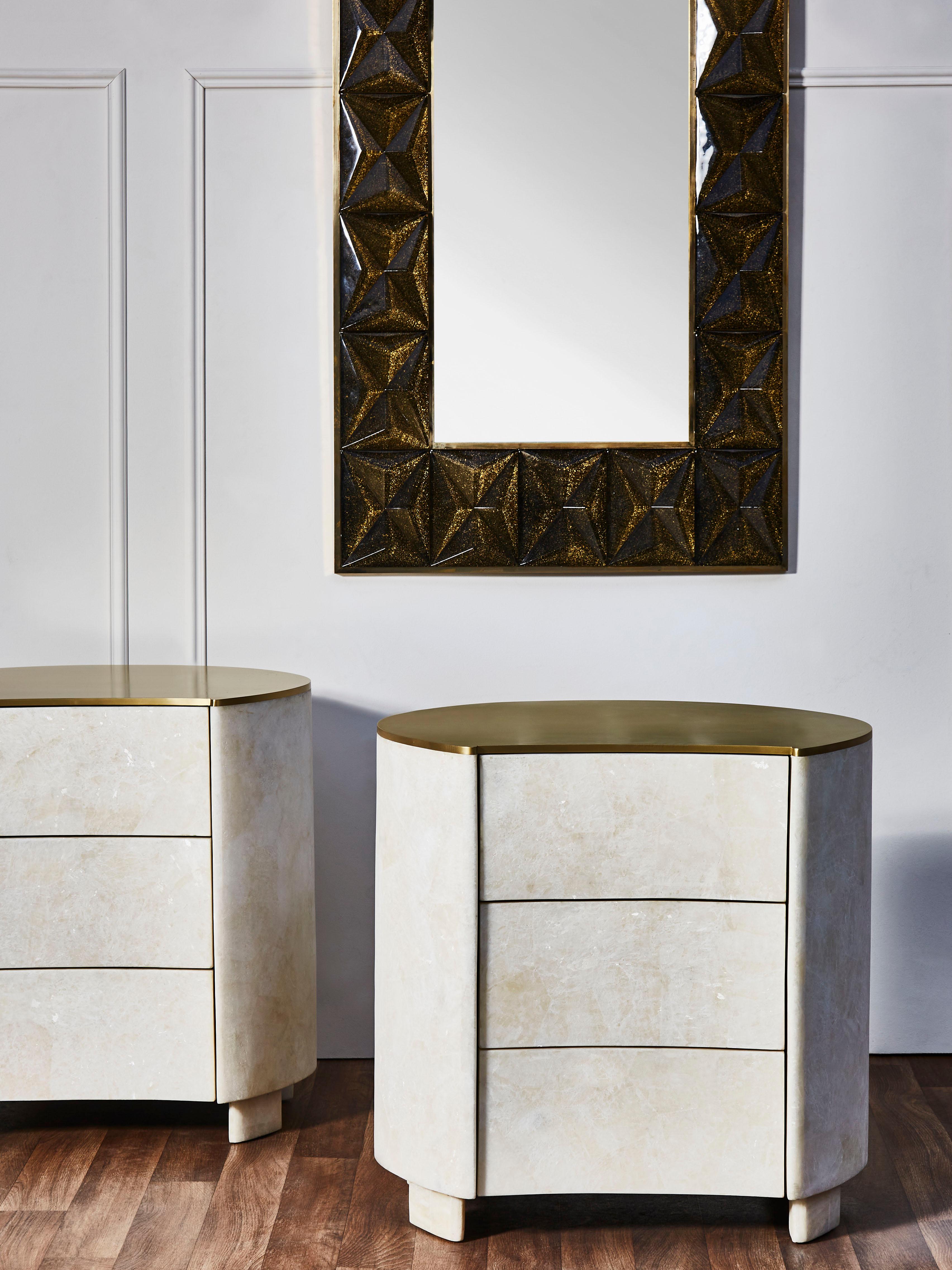 Elegant pair of nightstands entirely made of rock crystal and brass top. 3 drawers.
Creation by Studio Glustin.
Price for one piece.