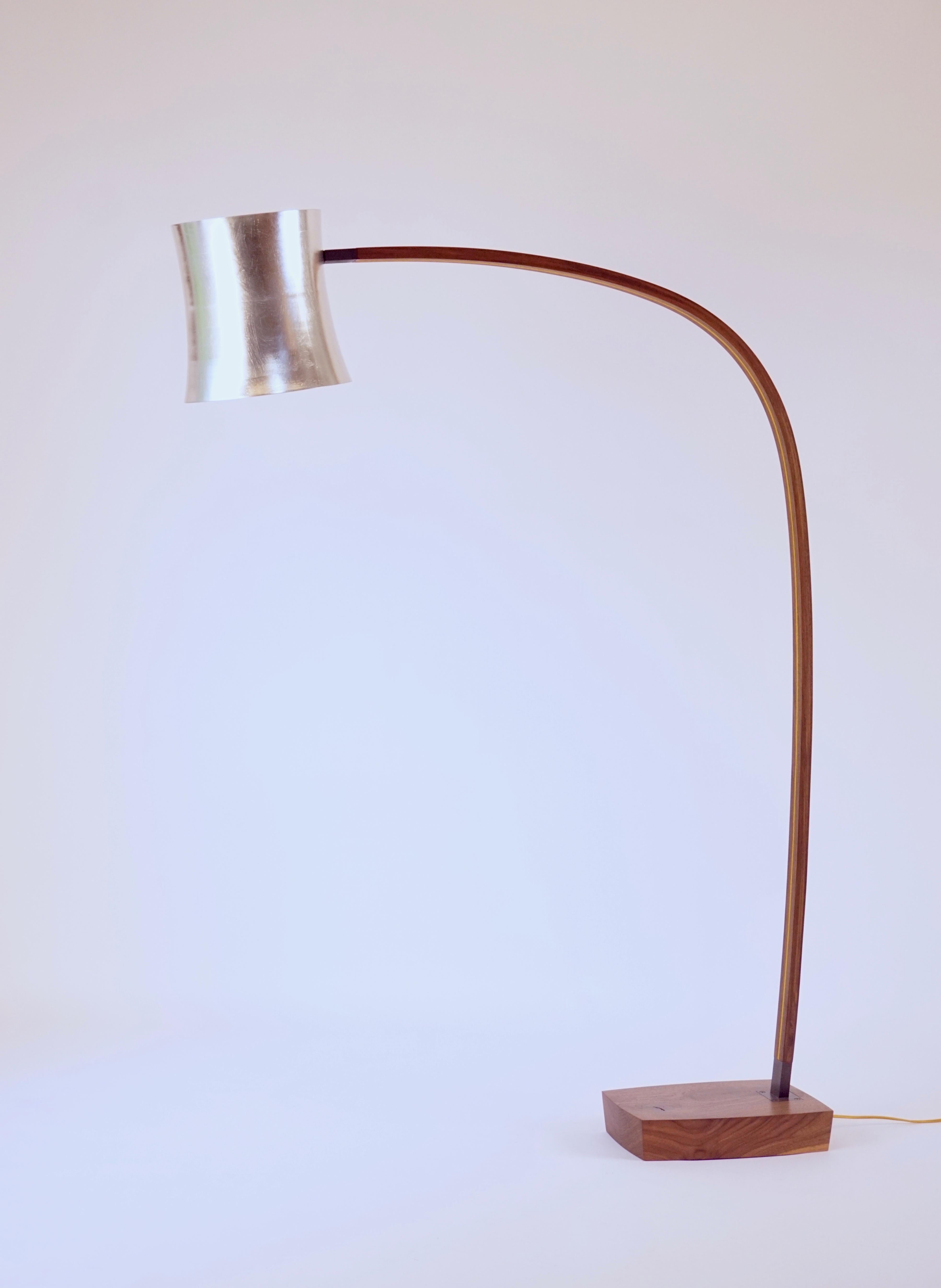 XXIe siècle et contemporain Lampadaire concave à abat-jour en aluminium filé avec bras en noyer stratifié en vente