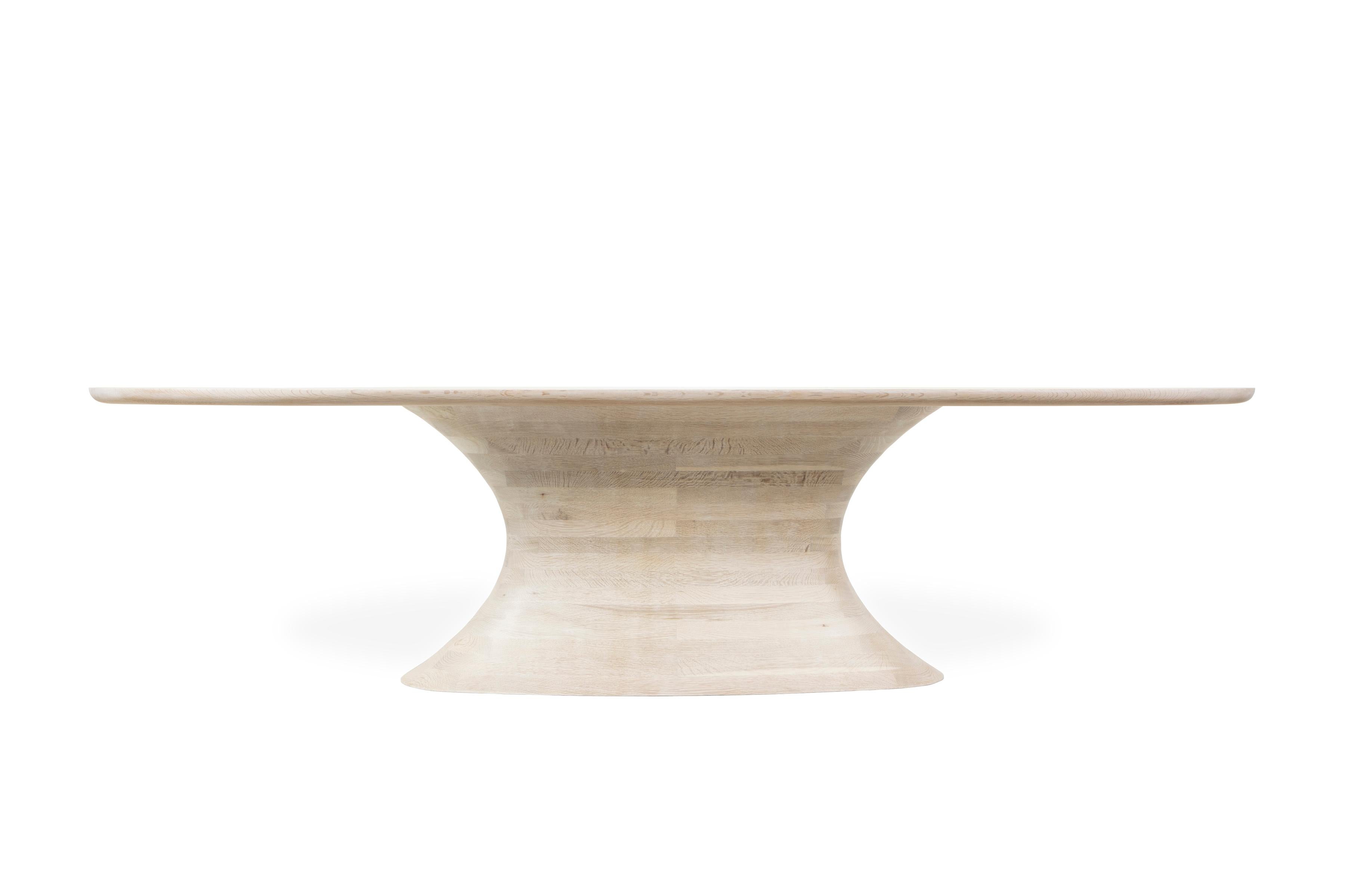 CONCAVE est une table de salle à manger de prestige en chêne massif, magnifiquement blanchi pour accentuer le grain naturel du bois.

Cette table à manger contemporaine est adoucie par son inspiration organique. Fabriqué dans le meilleur chêne