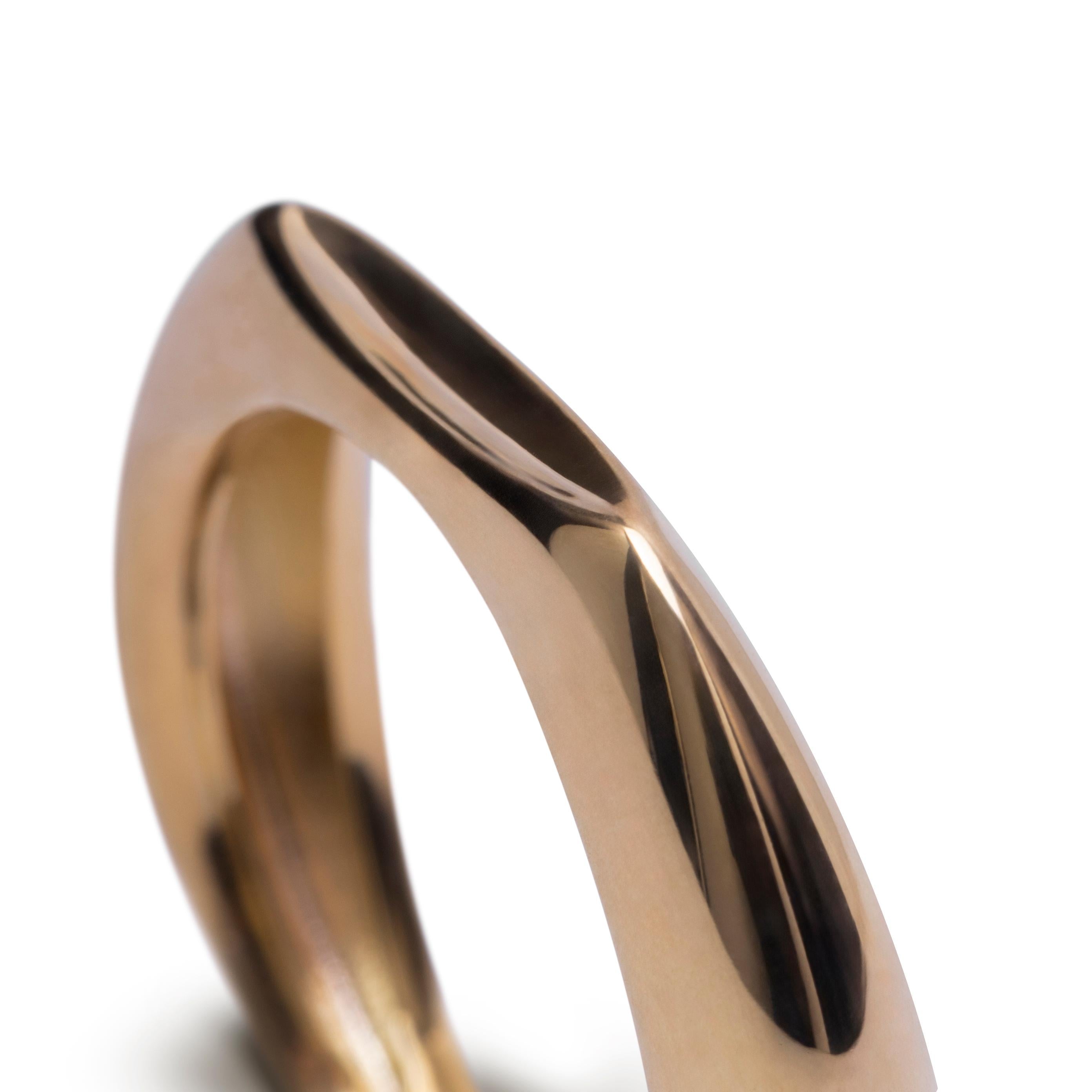 The Contemporâneo collection reinterprets our spatial and philosophical perception of the modern world through concave and convex geometric forms.
This piece is defined by sensations of movement, dynamism, illusions, and distortions.
The ring will