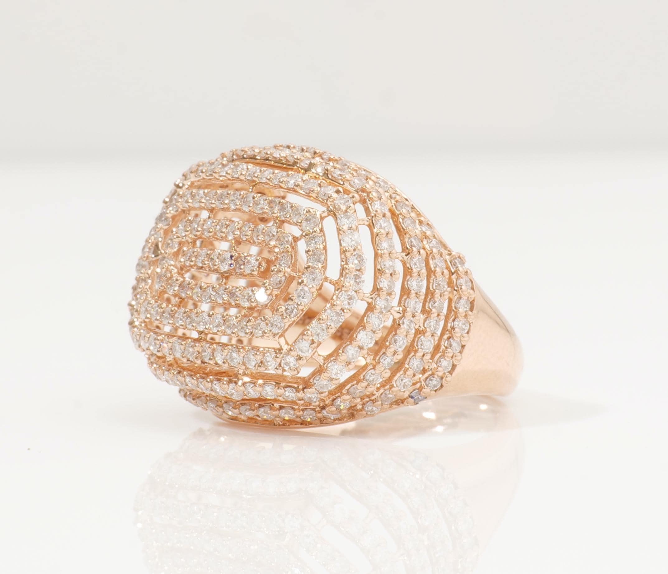 Anello con diamanti ovali concentrici in oro massiccio 14K (certificato) In condizioni Nuovo in vendita a New Delhi, DL
