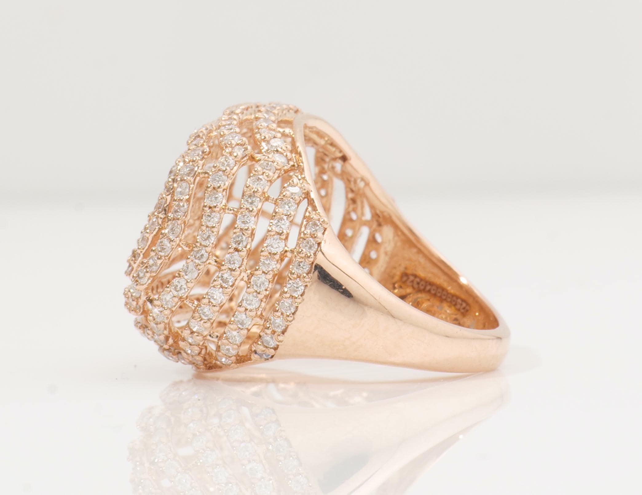 Donna Anello con diamanti ovali concentrici in oro massiccio 14K (certificato) in vendita