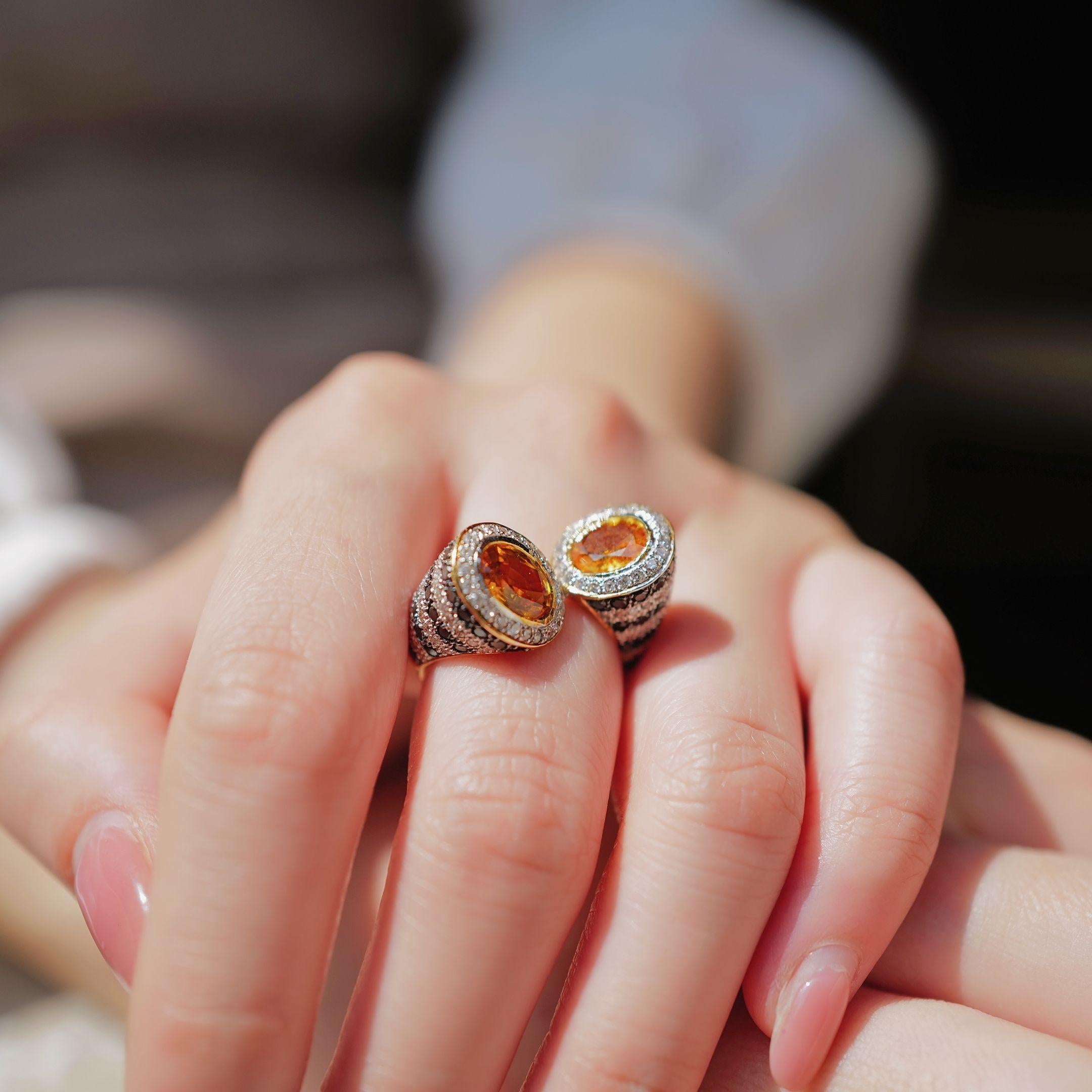 Concentric Gelber Saphir Ring aus 18 Karat Gelbgold mit schwarzem und weißem Diamant im Angebot 3