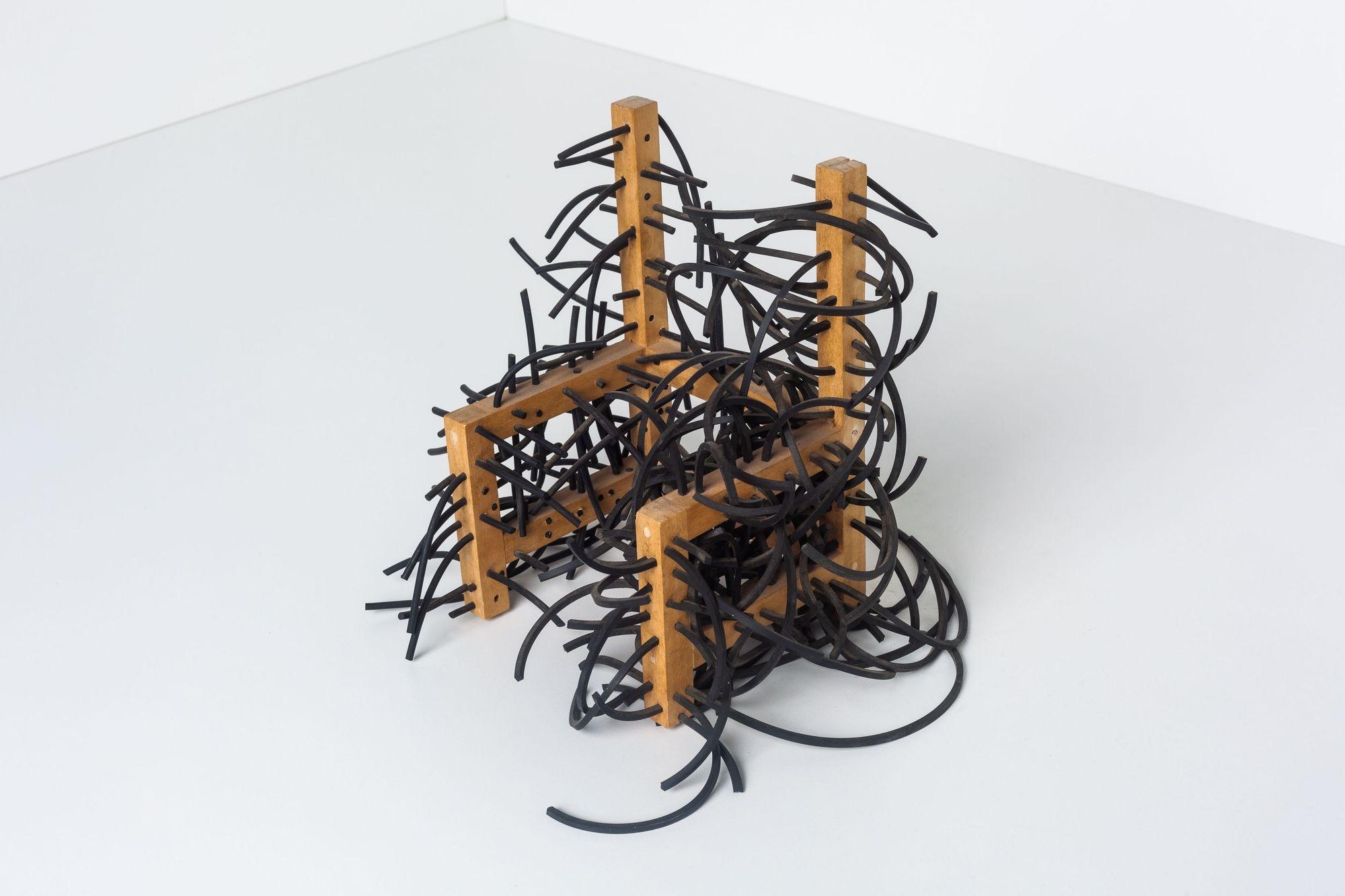 Sedia concettuale in miniatura di Natasha Nicholson, struttura in legno di quercia con fili di gomma che passano attraverso molteplici fori.
Può essere esposto appeso alla parete o su uno scaffale, su un tavolo, etc.etc.
Dalla Collection'S di Ruth