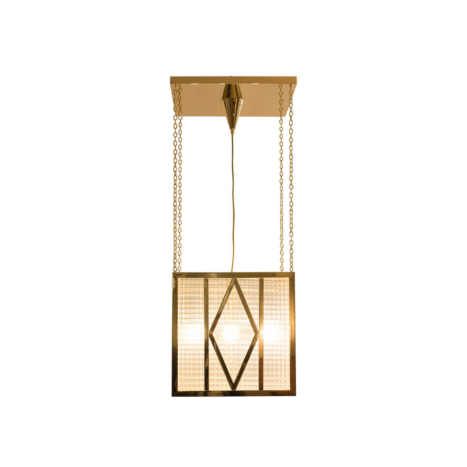 Lustre dans le hall de la salle de concert de Vienne, construit par les célèbres architectes de théâtre Fellner & Helmer. 
Egalement disponible avec du verre de cristal transparent ou du verre mat et dans d'autres dimensions.
Laiton verni
La plupart