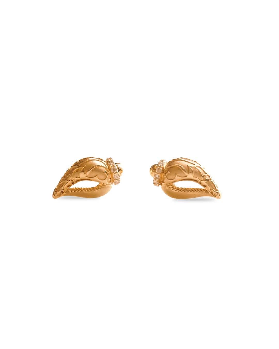 Boucles d'oreilles Conch en or avec diamants non taillés par Kahana Jewels, Inde