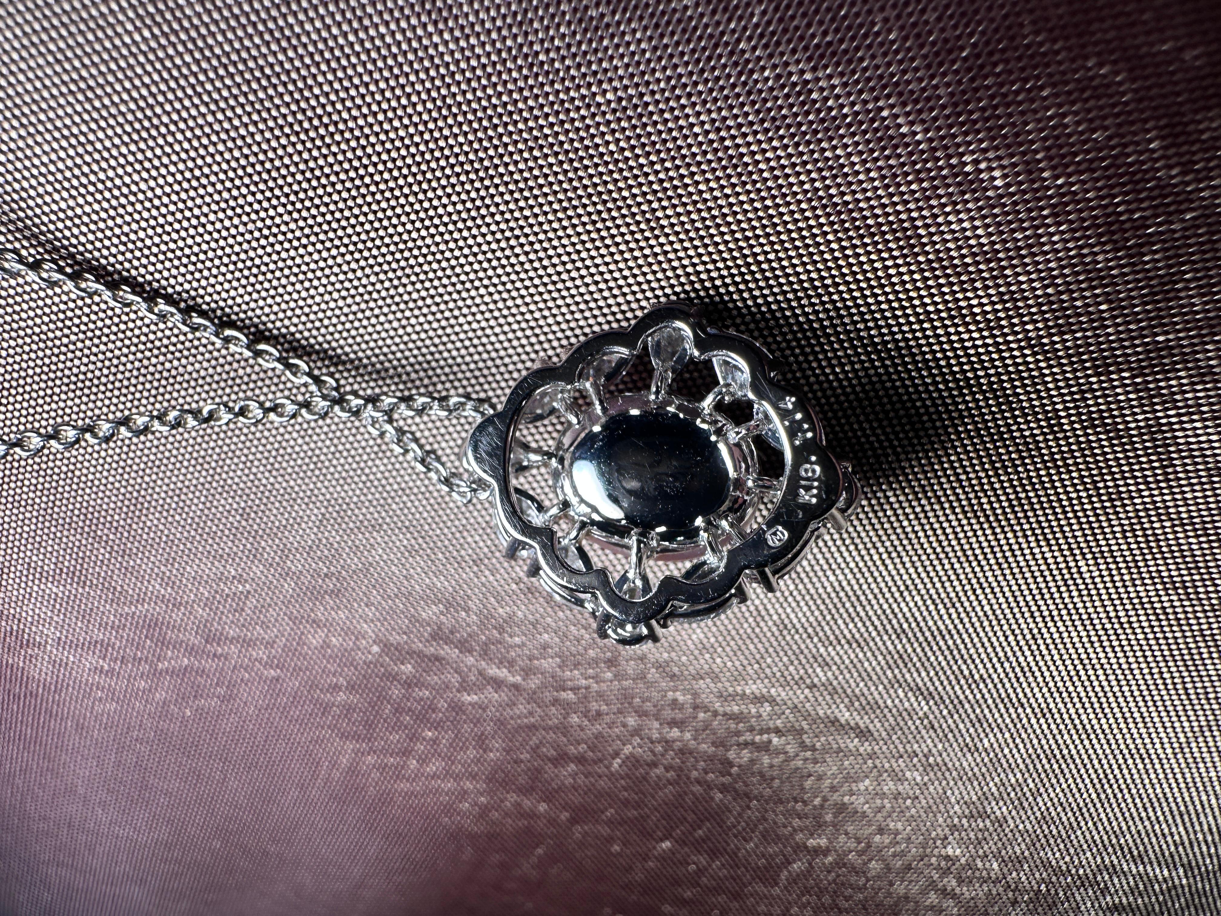Voici le pendentif perle de conque diamant de Mikimoto, une pièce à couper le souffle réalisée en or 18 carats. Ce pendentif exquis met en valeur une perle de conque rare et lustrée, mesurant 8,17x9,94 mm, rayonnant d'élégance et d'unicité. Orné de
