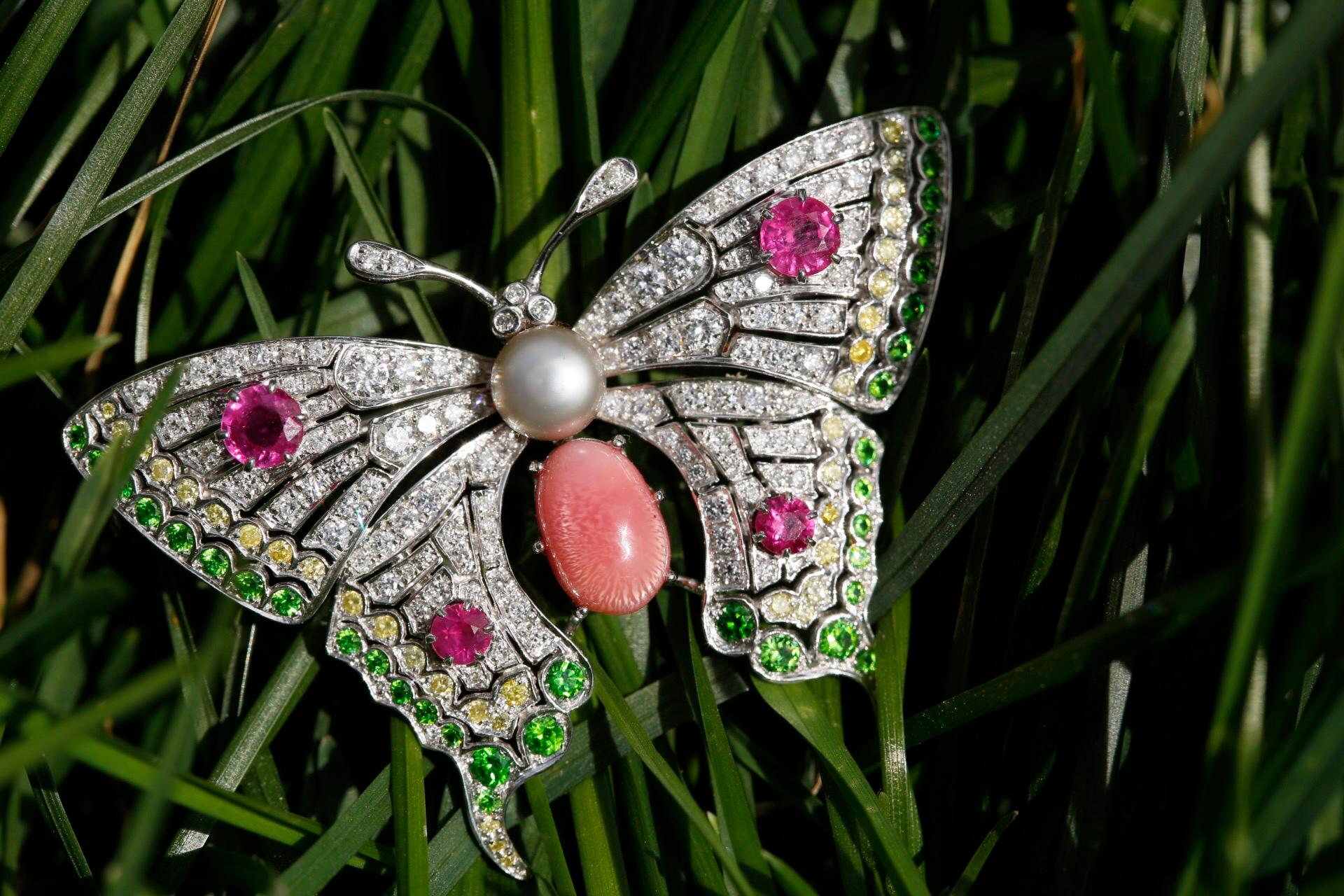 Conch Pearl, Demantoid Garnet, Ruby and Diamond 18 Karat Butterfly Brooch In New Condition In Banbury, GB