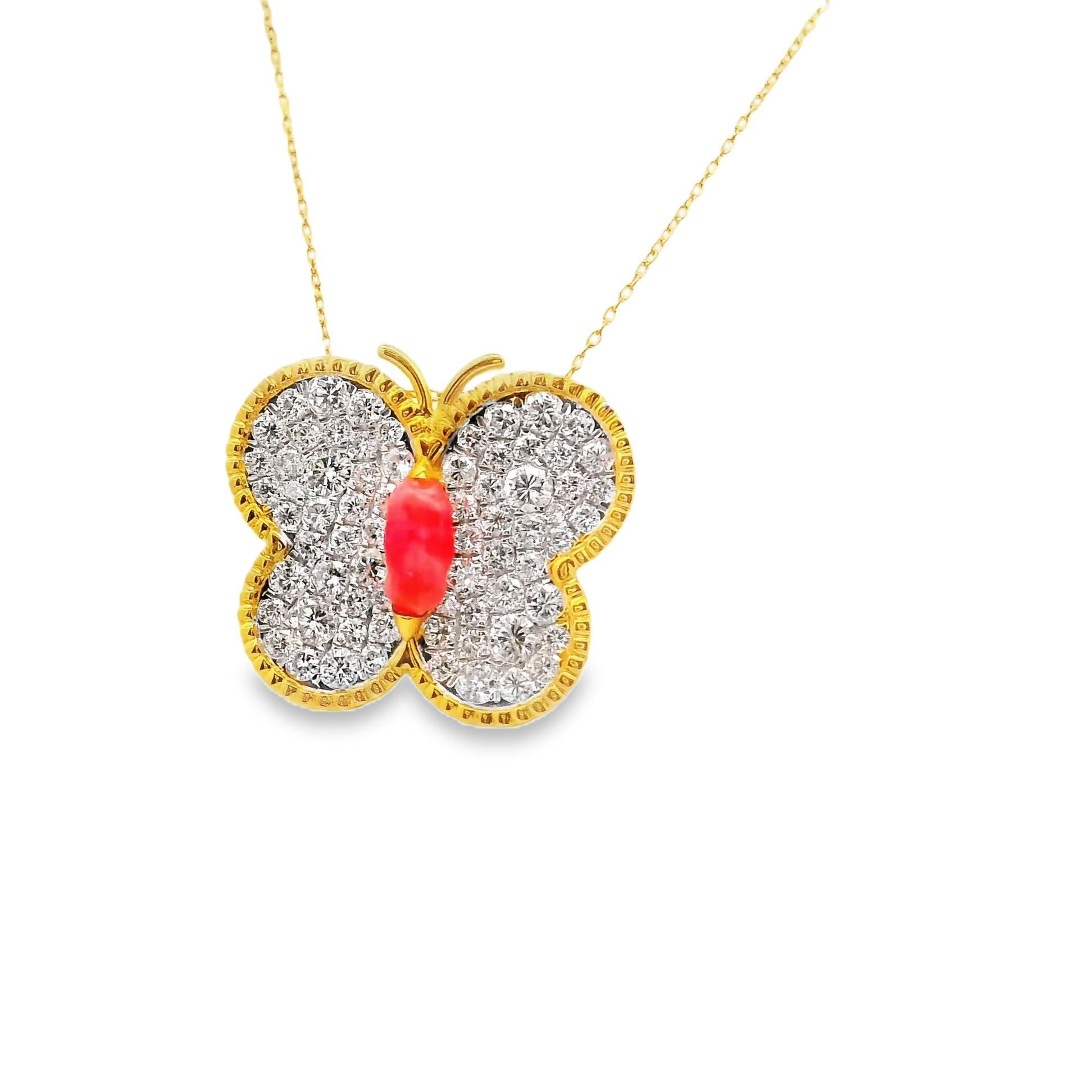 Un pendentif papillon mignon et élégant, orné d'une perle de conque naturelle de 0,22 carat. Il a une couleur rose vibrante avec un joli motif de flamme visible sous la boucle. Il est entouré de 0,87 carats de diamants ronds de taille brillant et