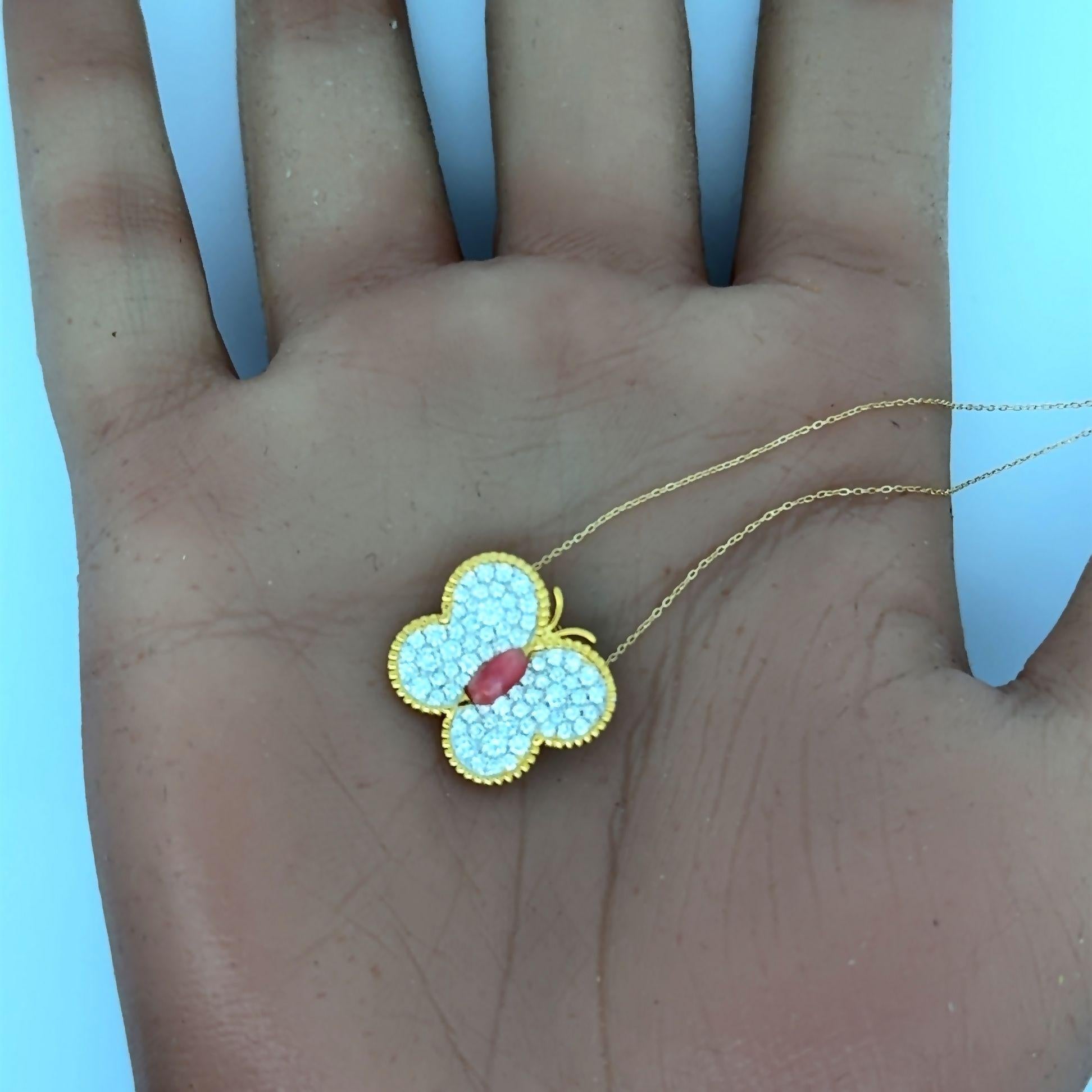 Taille cabochon Collier papillon en or jaune 18k avec perles de conque et diamants en vente