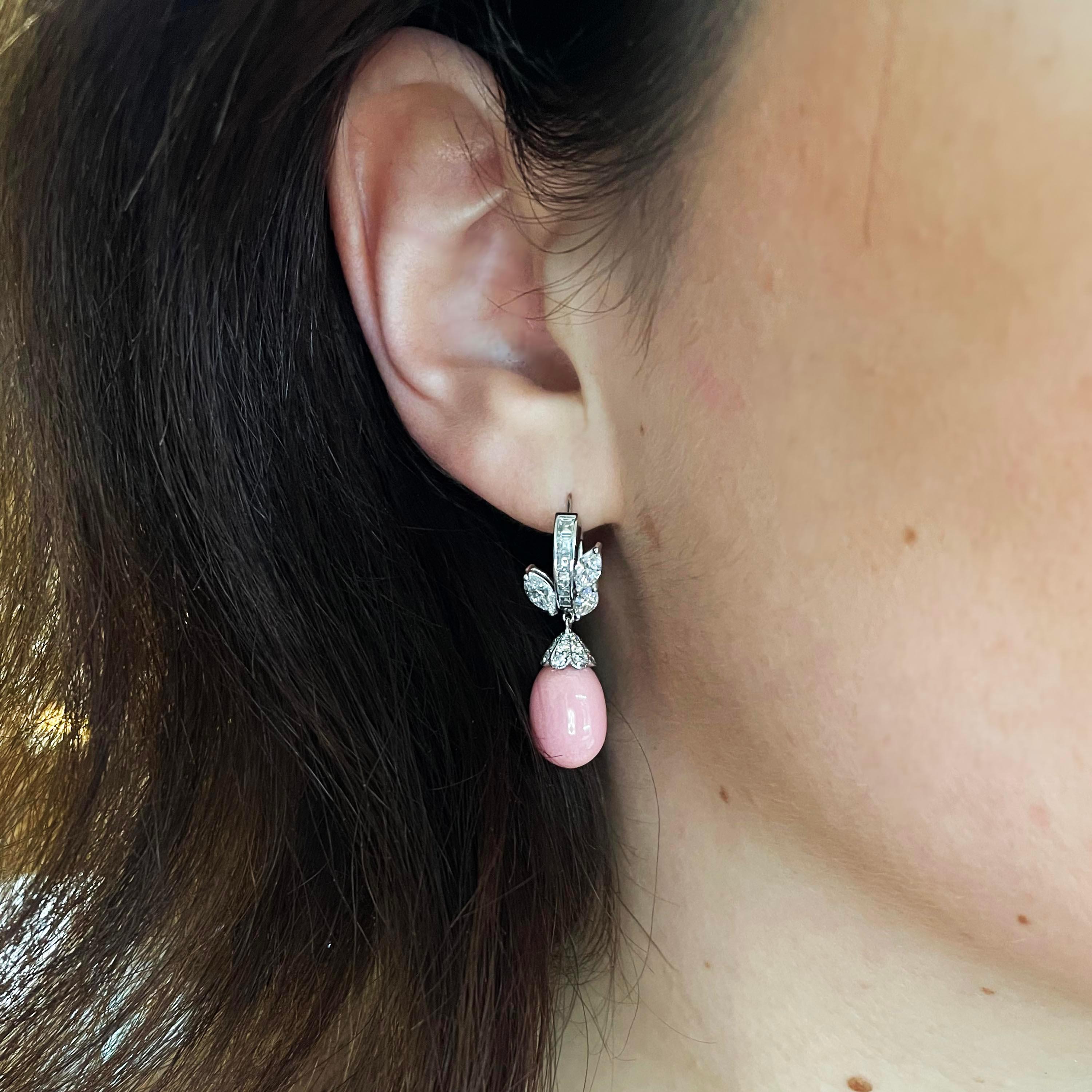 Ein Paar moderne Tropfenohrringe, bestehend aus Muschelperlenanhängern mit einem geschätzten Gesamtgewicht von 17,68 Karat, mit diamantbesetzten Kappen im Brillantschliff, aufgehängt an Scharnierbügeln, die mit einer einzigen Säule aus Diamanten im