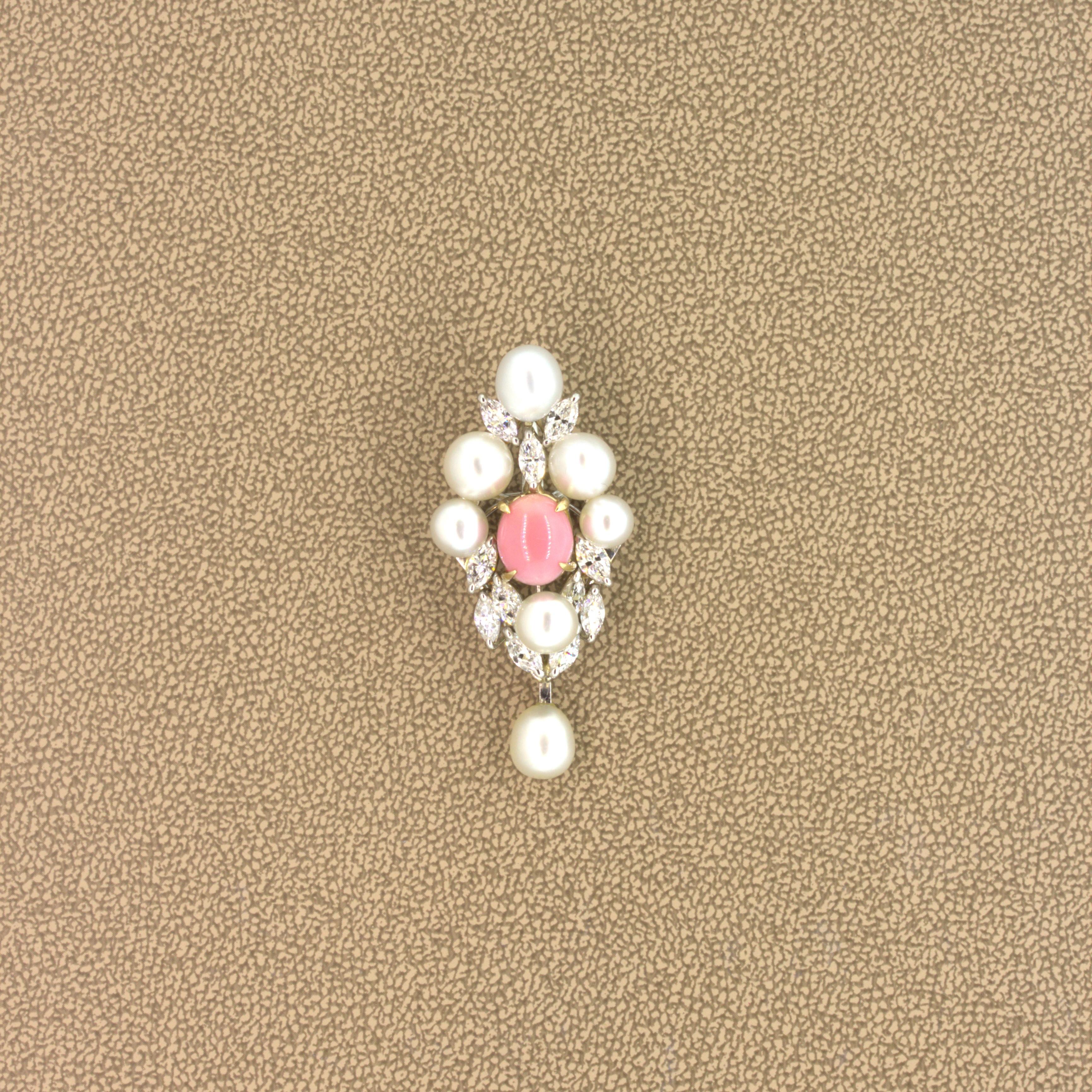 Un ciondolo chic, elegante e senza tempo con una splendida perla conchiglia rosa brillante. La rara e bellissima perla conchiglia pesa 2,97 carati e ha un colore rosa brillante e uniforme e una forte lucentezza che fa sembrare che la luce rotoli