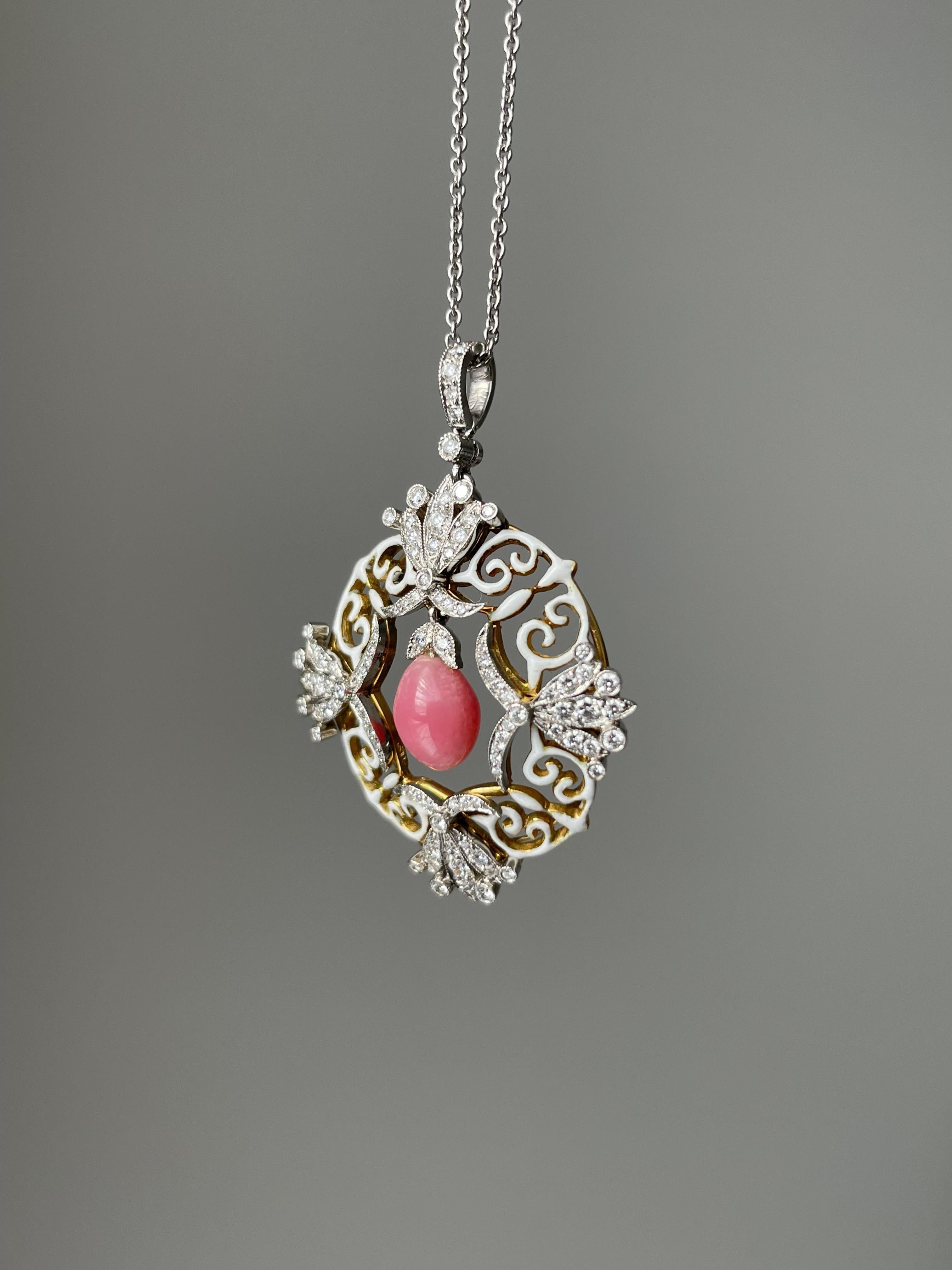 Mit einer Anspielung auf die elegant gestalteten, spitzenbesetzten Schmuckstücke aus der Edwardianischen Ära wird dieser exquisite Vintage-Anhänger von einer seltenen 2-karätigen, kaugummiartigen rosa Muschelperle zentriert, die frei in der Mitte