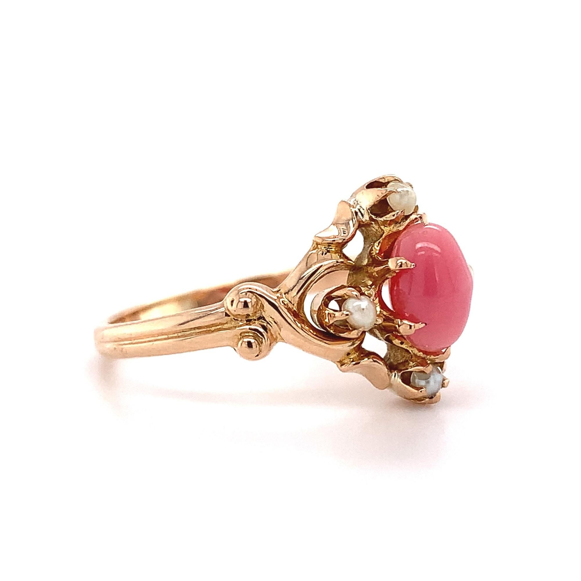 viktorianischer Ring aus 10 Karat Gelbgold mit einer ovalen rosa Muschelperle. Die natürliche Perle aus der Königinmuschel hat eine kaugummirosa Farbe und ein Flammenmuster. Die Muschelperle misst etwa 7 mm x 4,5 mm. Es gibt 4 Akzente aus