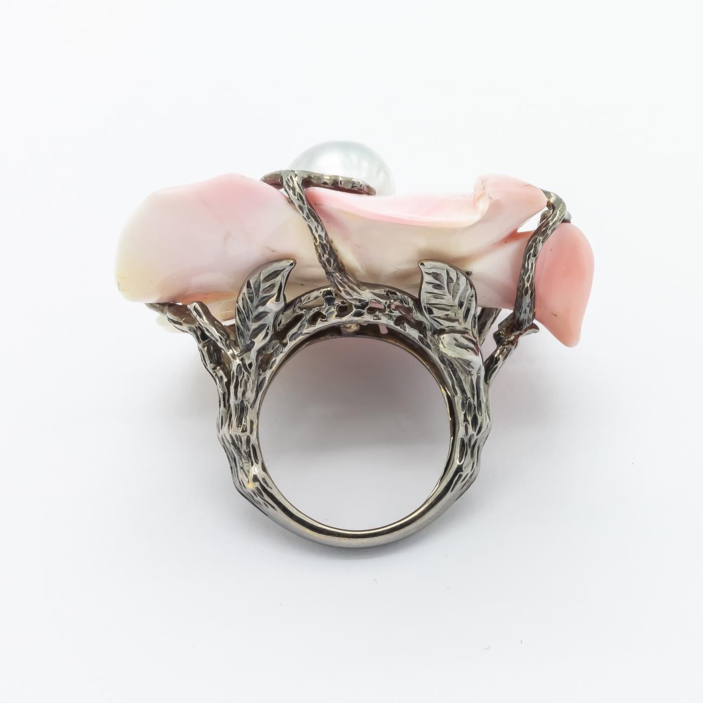 Conch Shell Flower and Snake Ring In Good Condition In London, GB
