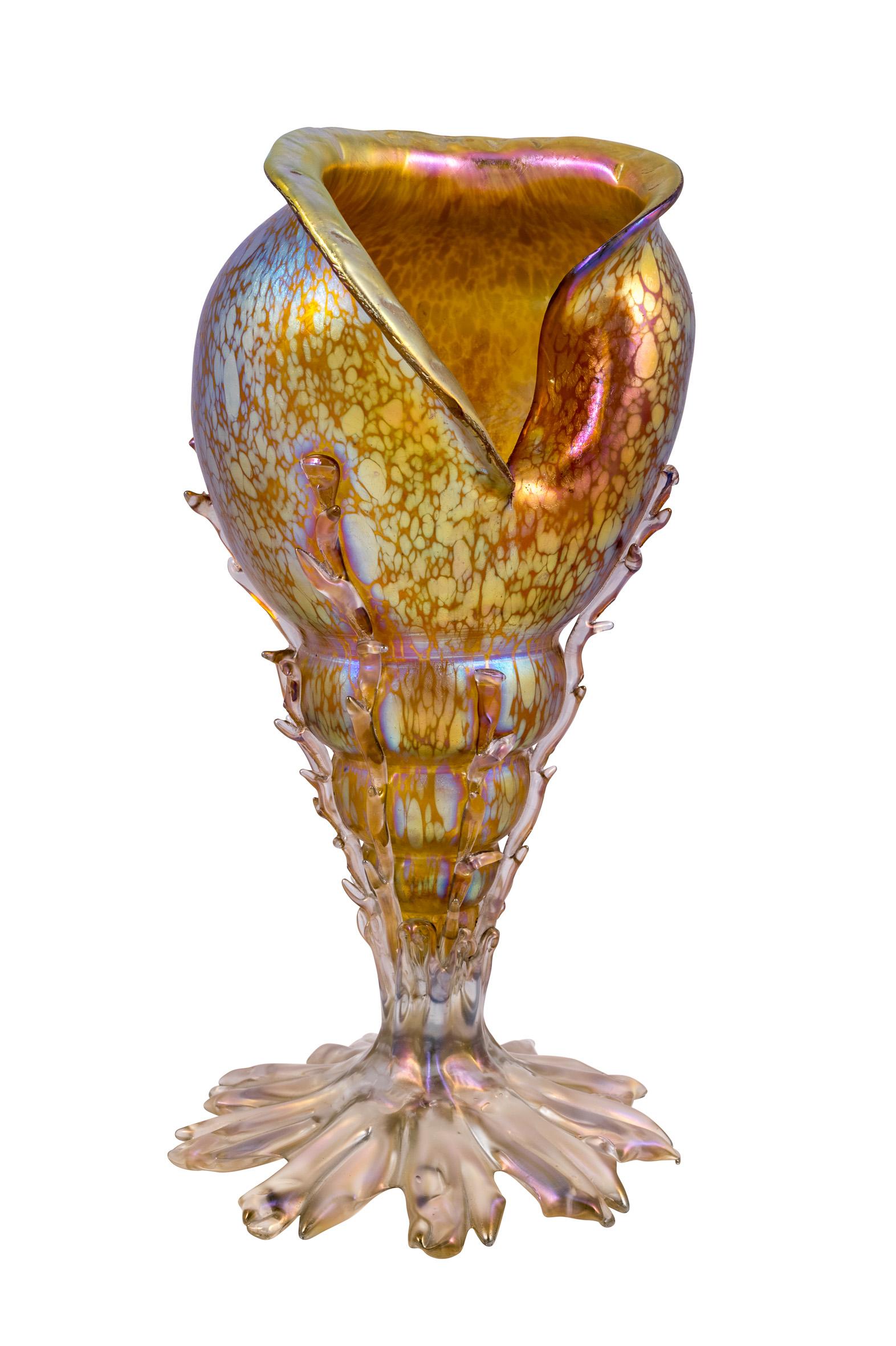 Conch shell glass vase handmade by Johann Loetz Witwe Austria/Bohemia Jugendstil circa 1902 