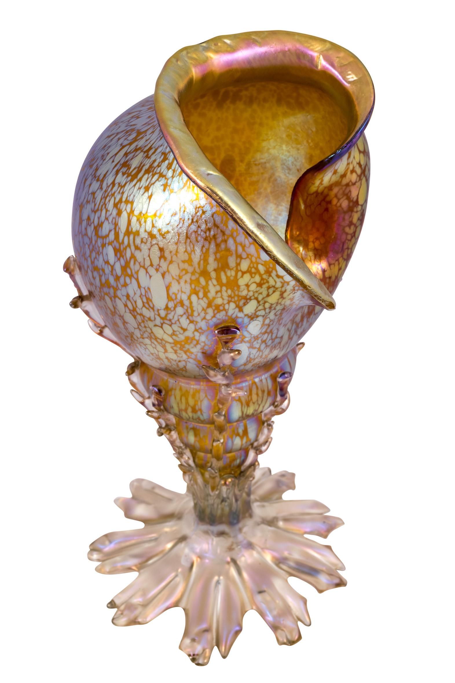 Conch Shell Glass Vase Iridescent Handmade Loetz Austria Jugendstil, circa 1900 In Good Condition For Sale In Klosterneuburg, AT