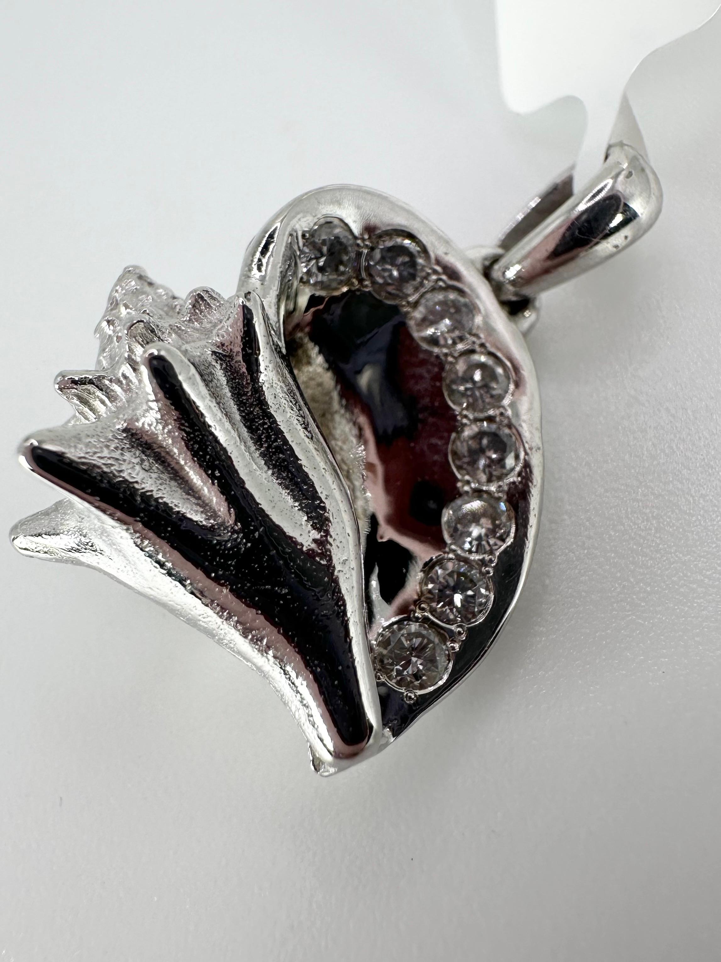 Taglio brillante Ciondolo conchiglia in oro 14KT Ciondolo con diamante in vendita