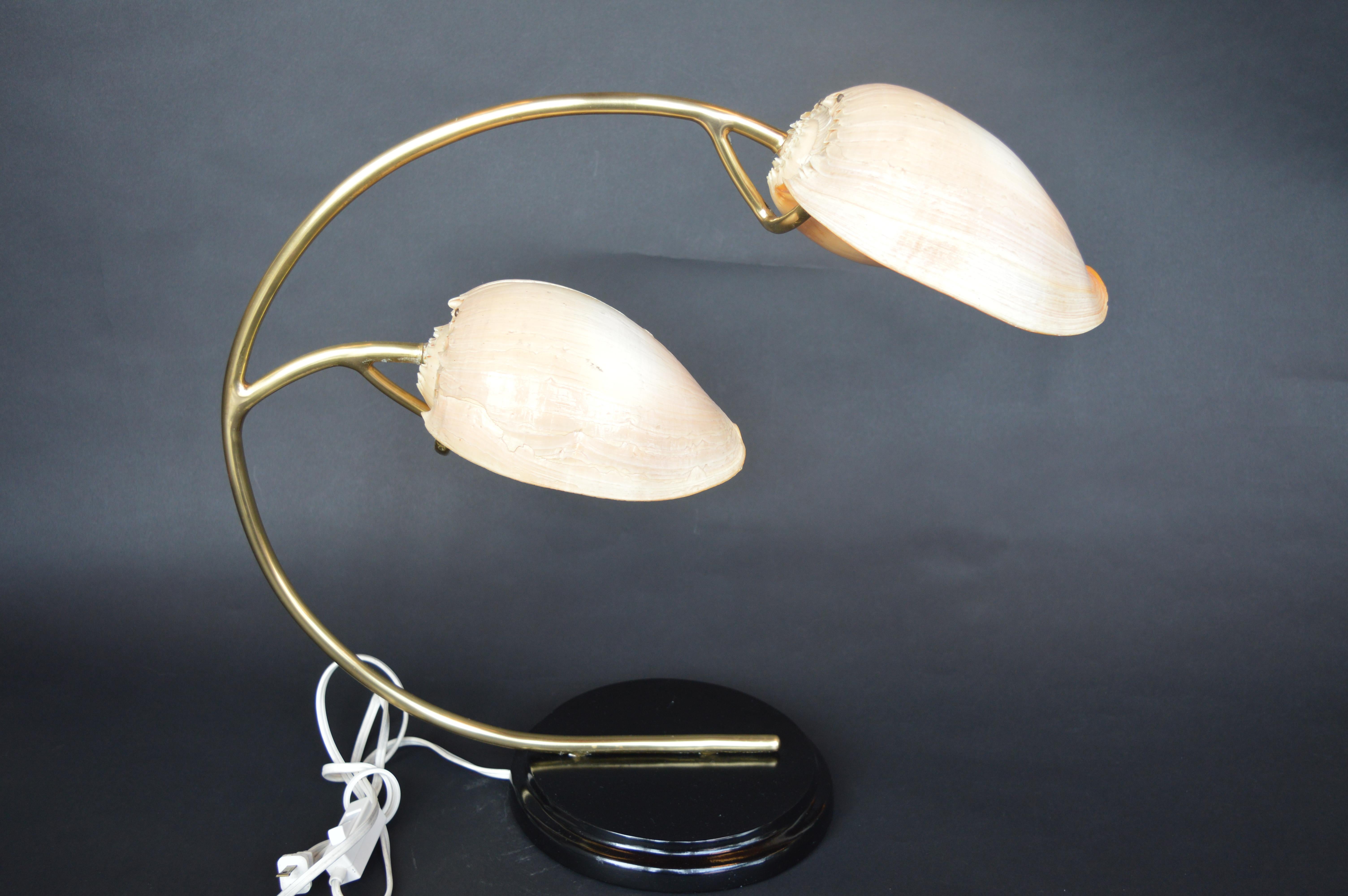 20ième siècle Lampe de table Conch Shell en vente