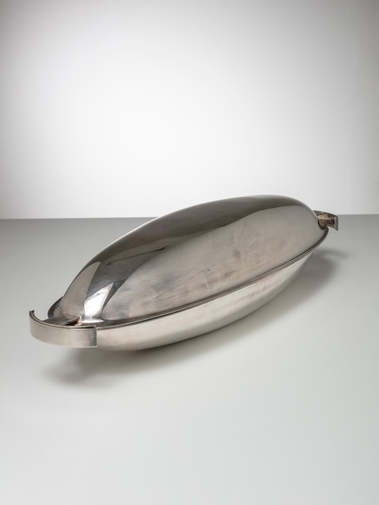 Conch-table fish serving dish by Lino Sabattini for Sabattini Argenteria.
Part of the unlimited research on table ware made by Lino Sabattini along his entire life.