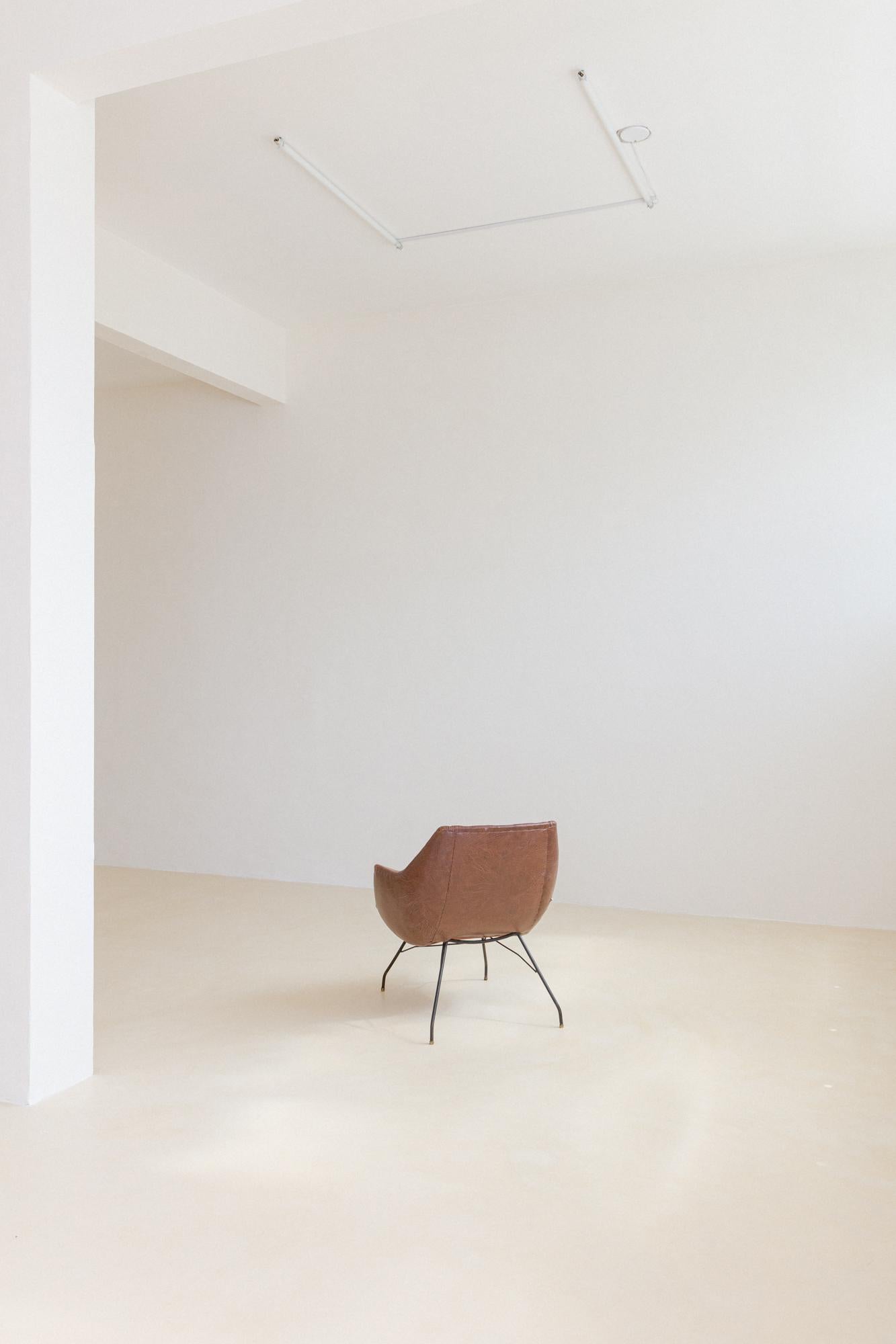El sillón Concha es una de las piezas más emblemáticas diseñadas por Martin Eisler (1913-1977). El sillón fue creado en 1953 y producido por Móveis Artesanal y luego Forma S.A. Móveis e Objetos de Arte. 
