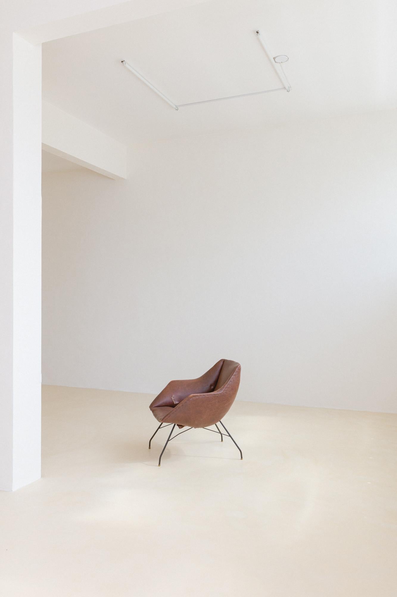 Sillón Concha Moderno de mediados de siglo en venta