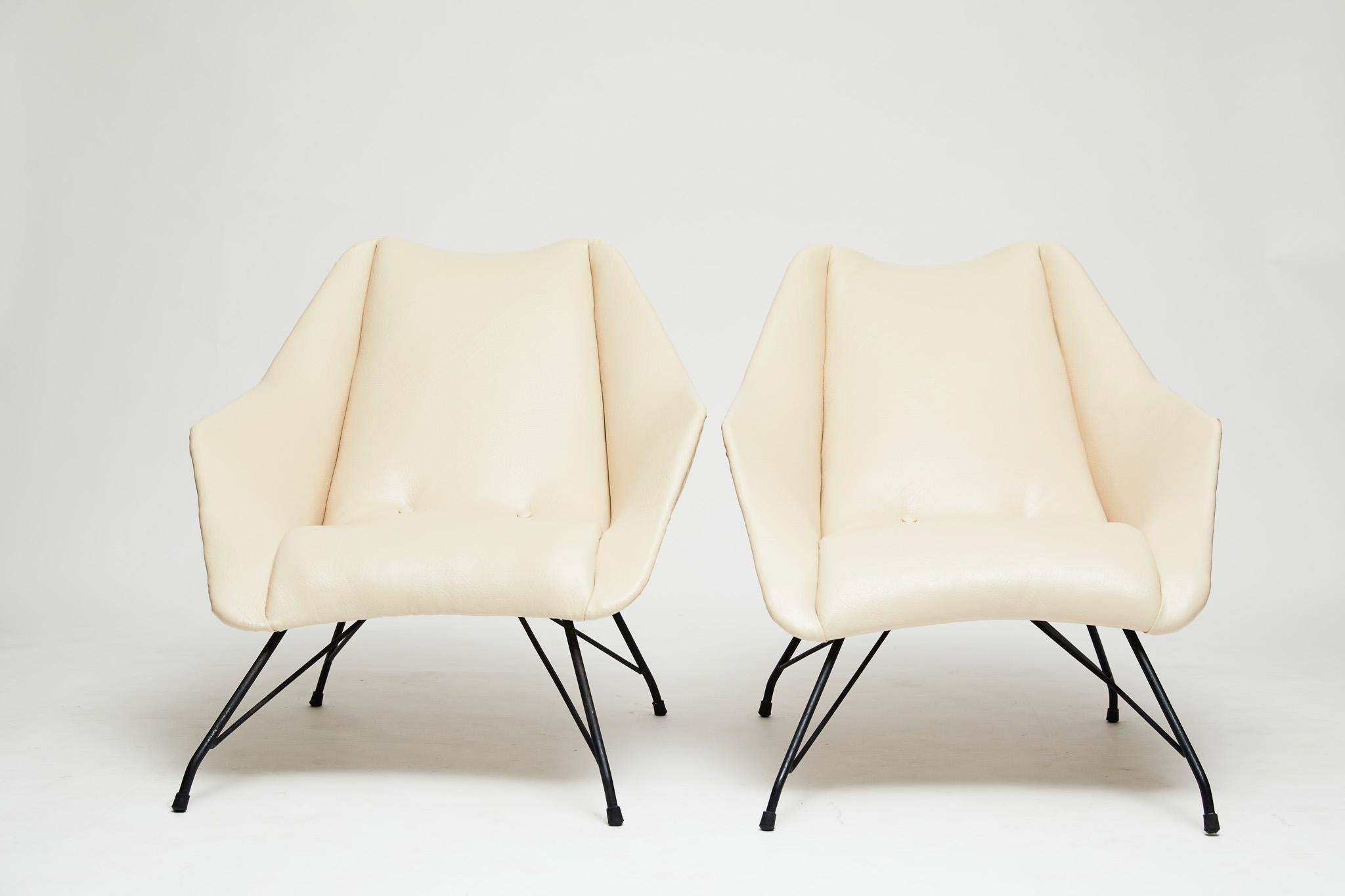 Brazilian Midcentury Armchairs in White Leather & Iron Base by Carlo Hauner, 1955, Brazil For Sale
