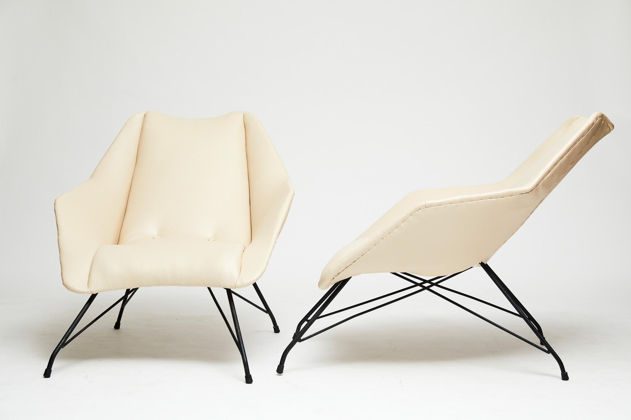 Hand-Painted Midcentury Armchairs in White Leather & Iron Base by Carlo Hauner, 1955, Brazil For Sale