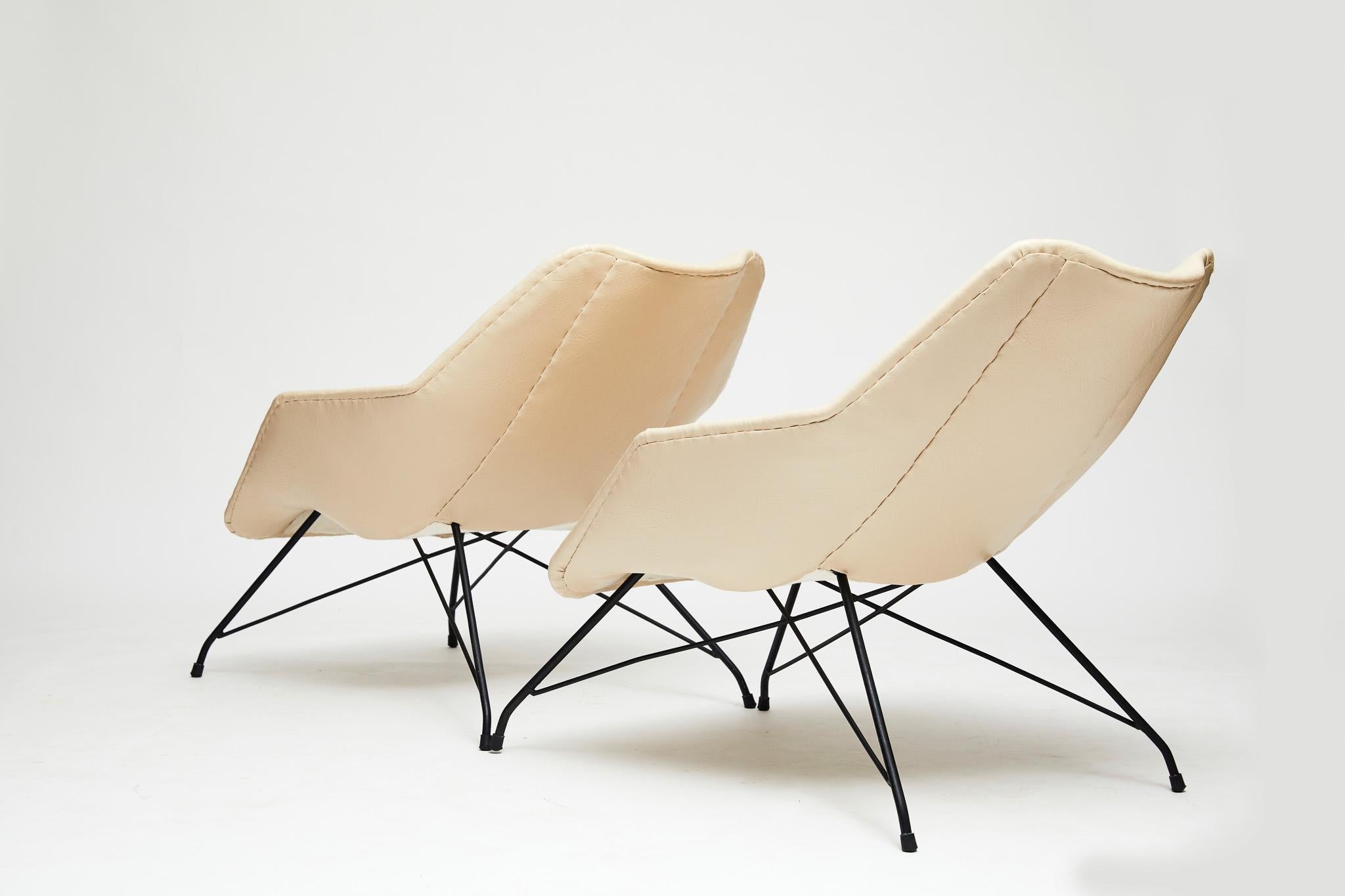Midcentury Armchairs in White Leather & Iron Base by Carlo Hauner, 1955, Brazil In Good Condition For Sale In New York, NY