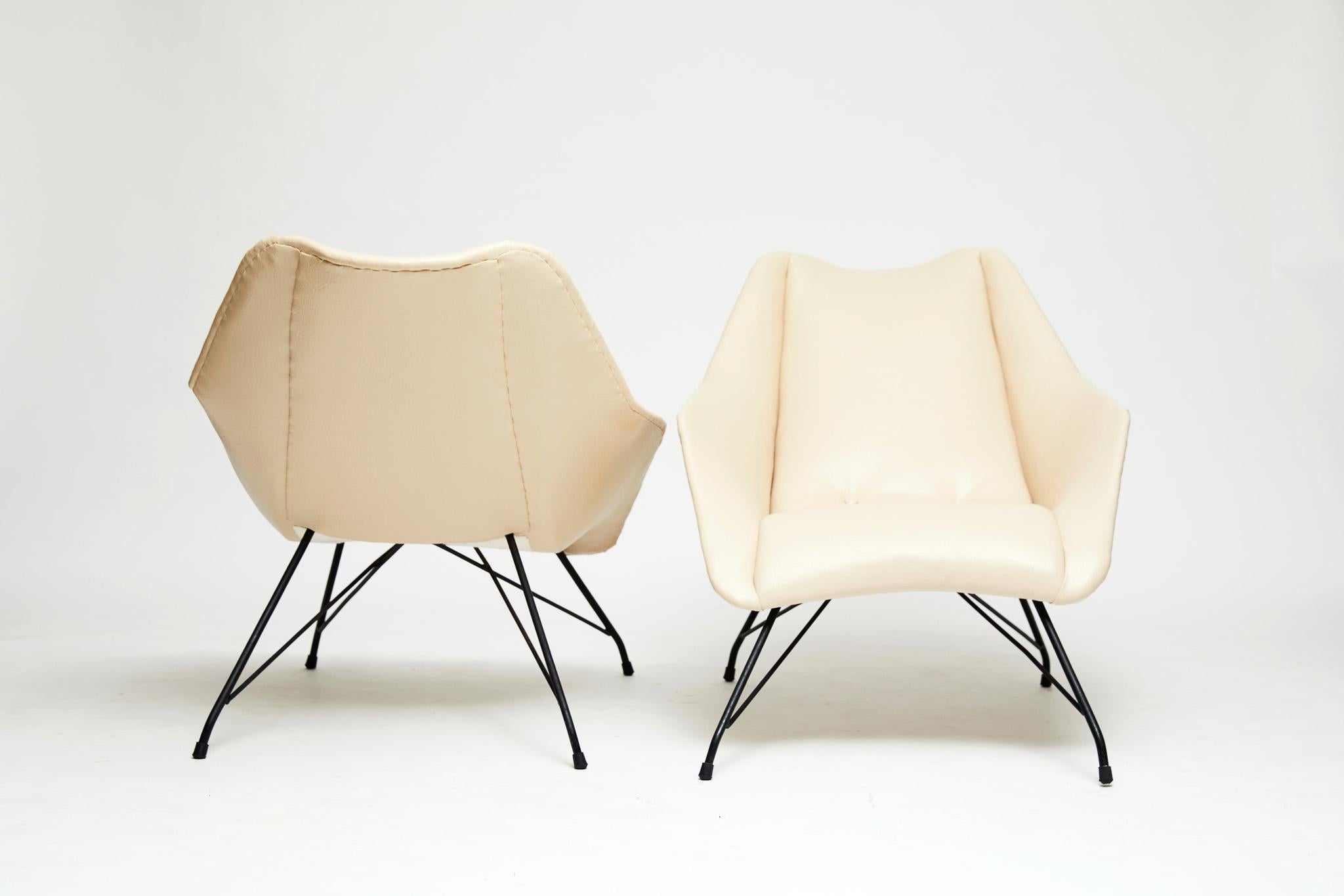 20th Century Midcentury Armchairs in White Leather & Iron Base by Carlo Hauner, 1955, Brazil For Sale