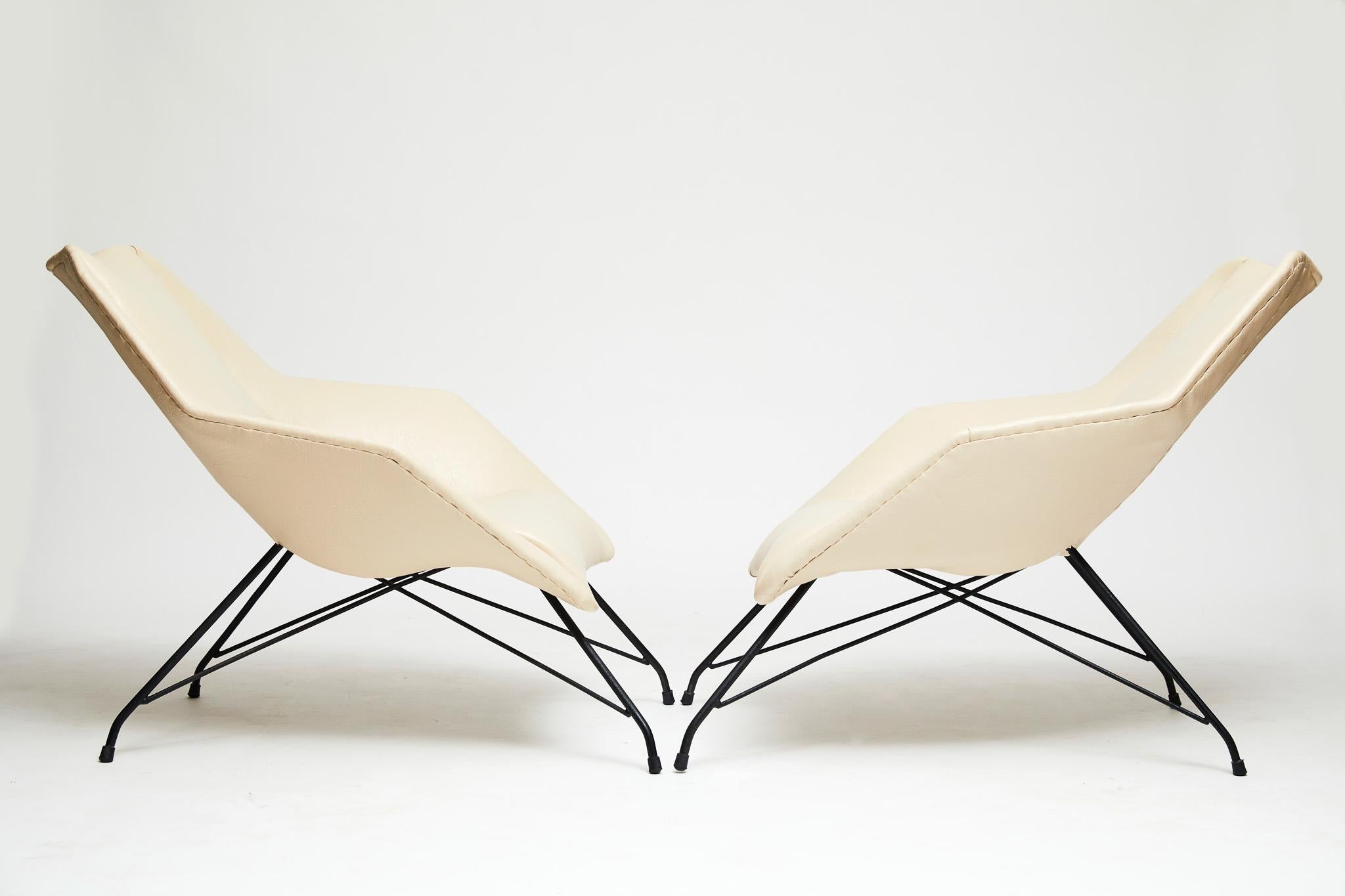Midcentury Armchairs in White Leather & Iron Base by Carlo Hauner, 1955, Brazil For Sale 1