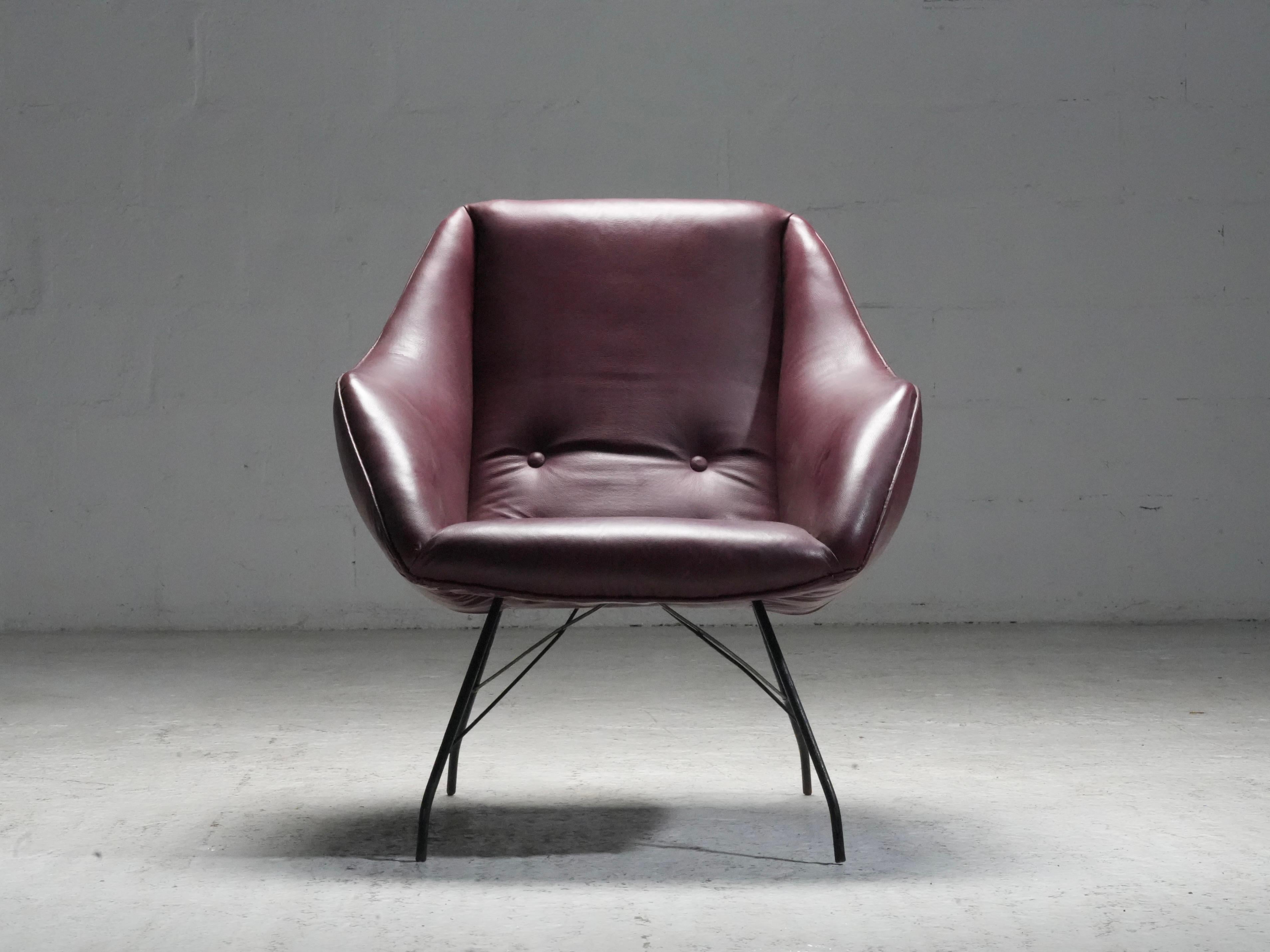'Concha' Lounge Chair by Carlo Hauner and Martin Eisler, Brazil, 1950's

This lounge chair by Carlo Hauner  and Martin Eisler was produced in Brazil in the 1950's by Forma. The chair is upholstered in faux leather, resting on a thin, black-painted