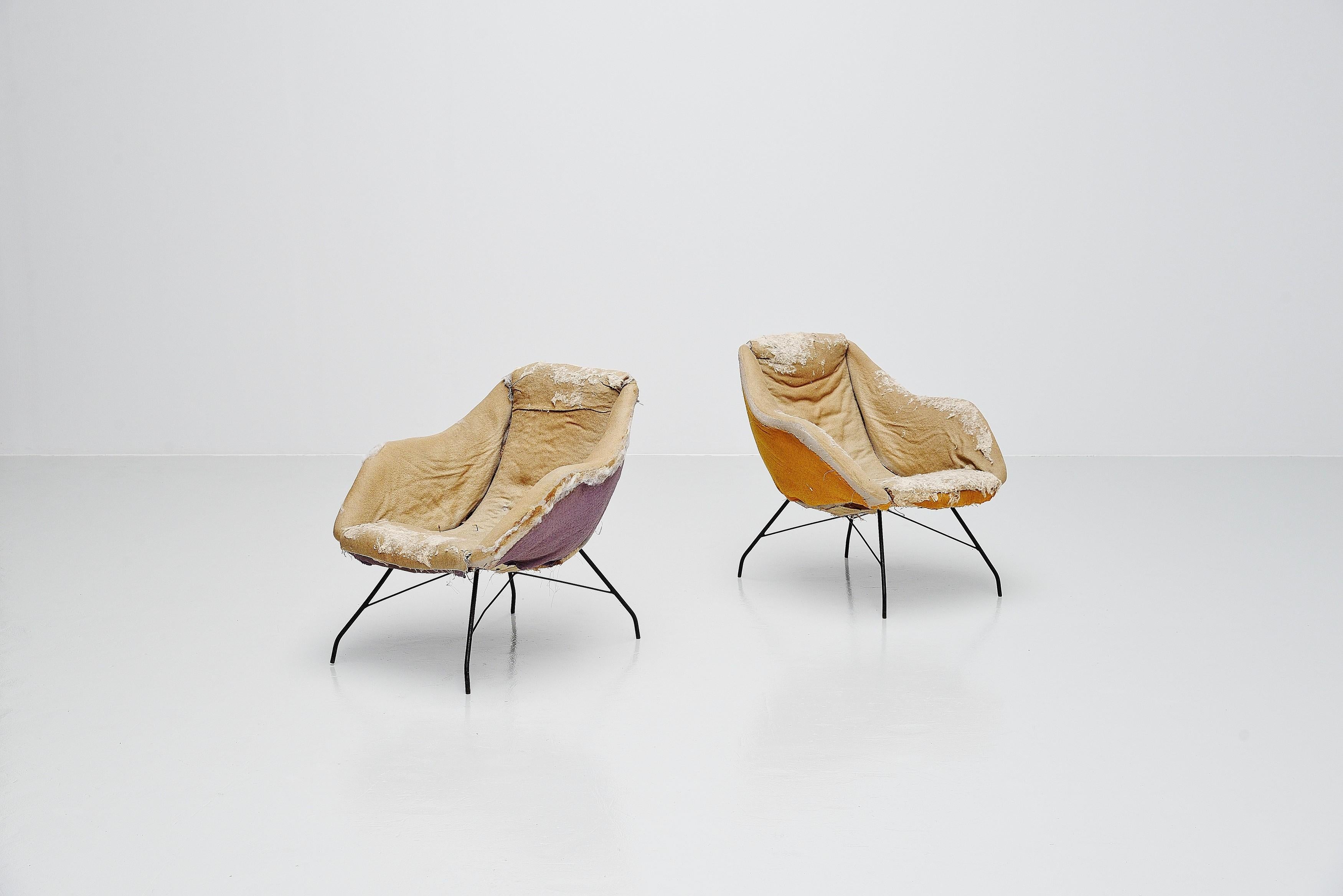 Stunning and fully original pair of 'Concha' (shell) lounge chairs designed by Carlo Hauner and Martin Eisler and manufactured by Forma Moveis, Brazil 1950. These chairs have a solid steel structure and upholstered shell seat. As you can see the