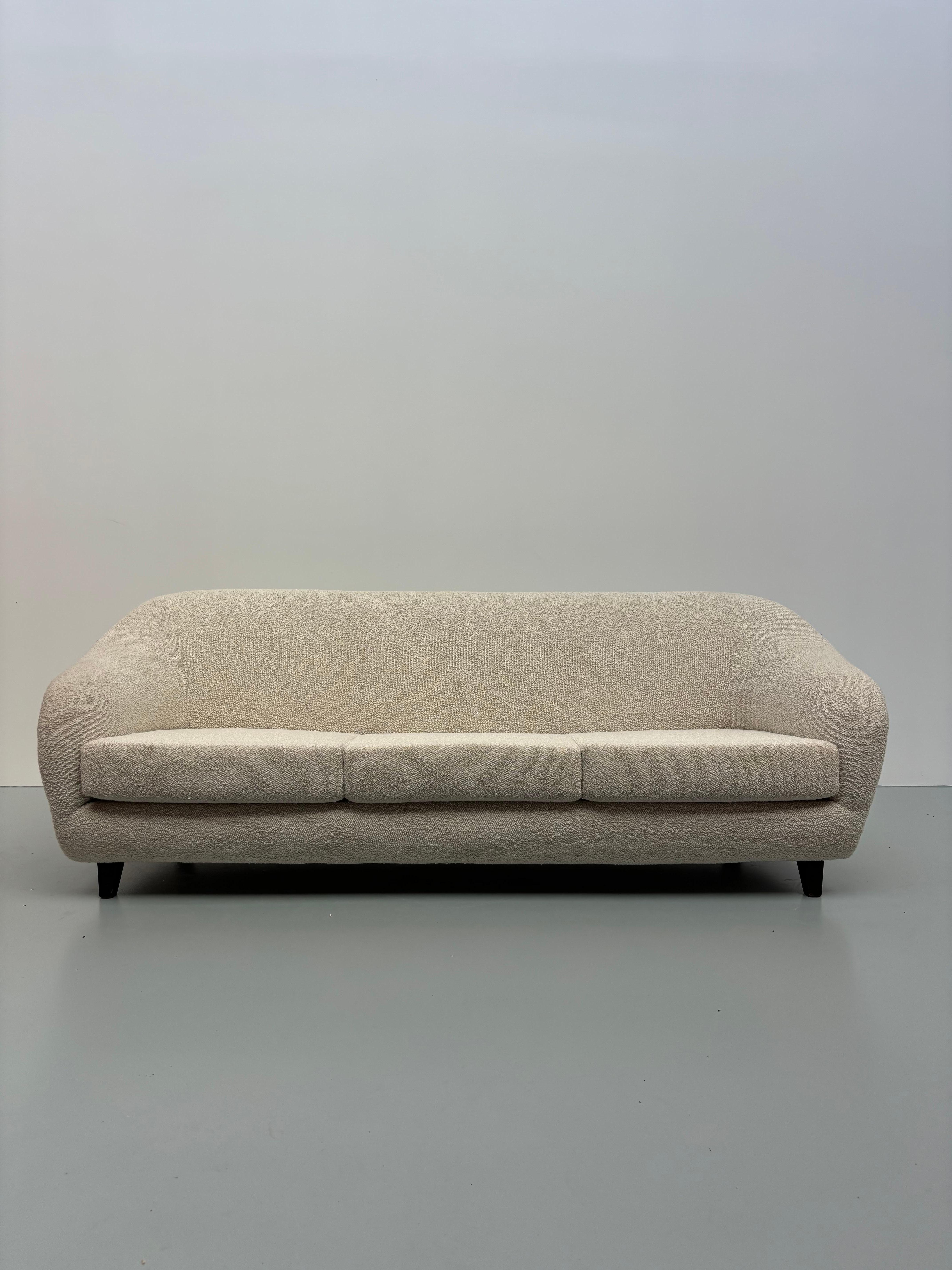 Canapé concha de Joaquim Tenreiro, hacia 1950,
La tapisserie n'est pas dans une belle condition. 
