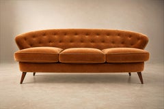 Divano Concha in legno duro e mohair color cammello, Joaquim Tenreiro, Brasile, anni '60