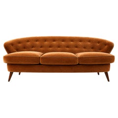 Divano Concha in legno duro e mohair color cammello, Joaquim Tenreiro, Brasile, anni '60
