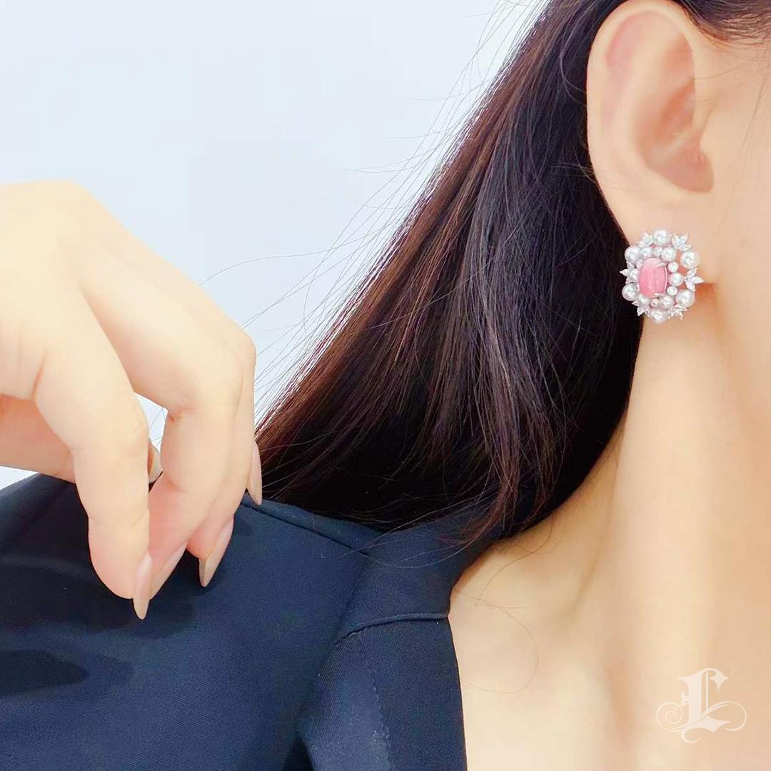 Un par excepcional que combina el vívido encanto de las perlas de concha rosa flamenco (total 3,73 ct) con la luminosa perfección de las perlas Akoya de grado Aurora.
Cada perla de concha natural muestra un distintivo dibujo de llama, rodeado de