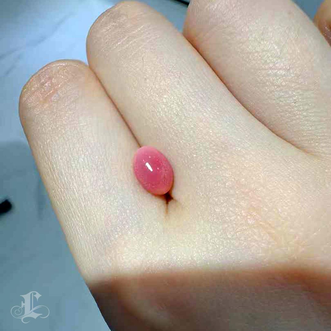 A rare gem in a tender shade of flamingo pink, this natural conch pearl glows with a vivid, swirling flame pattern — full, fluid, and mesmerizing.
Its oval silhouette is soft yet confident, with a smooth, high-polish surface and rich inner radiance.