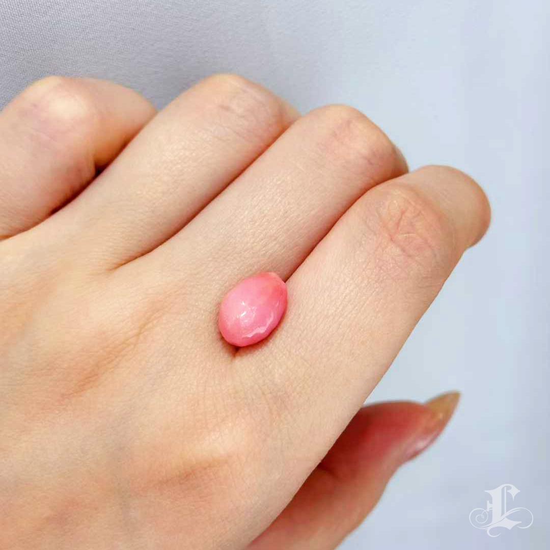 ✨ Esta gema ovalada de 5,46 ct, una luminosa perla de concha con un suave tono rosa flamingo y un delicado dibujo de llama, es una pieza central ideal para diseños de anillos a medida, en particular nuestro característico motivo de cala.
Con sus