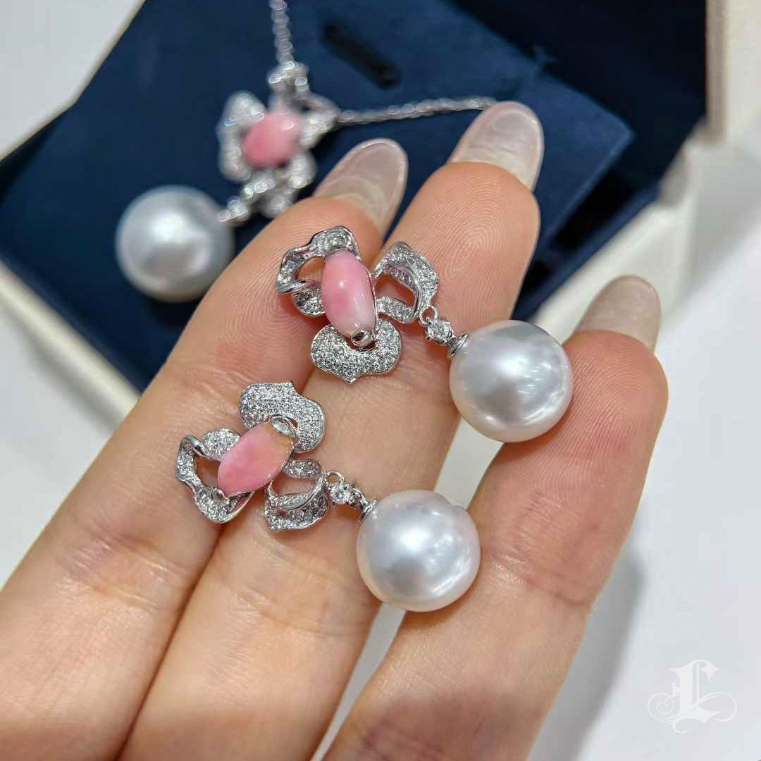 【Conchéa】Boucles d'oreilles perle de corail et perle de mer du Sud Aurora 11mm Diamant - 2.34ct Neuf - En vente à New York, NY