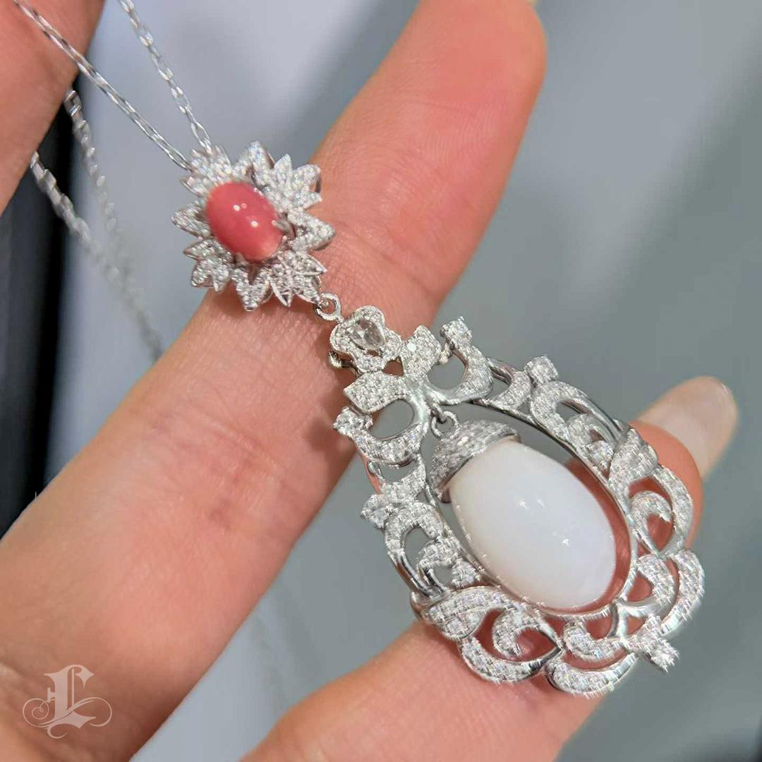 【Conchéa】 Collana con ciondolo convertibile in platino con perle e vongole giganti in vendita 1