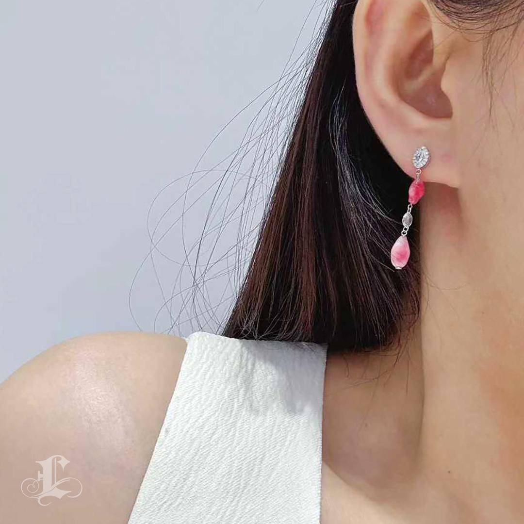 Dans une danse de teintes roses rares, ces boucles d'oreilles en perles de Nature s'illuminent de douces flammes de lumière, chaque goutte étant animée d'un charme naturel. Les diamants scintillent au-dessus, ajoutant de l'éclat à leur chute