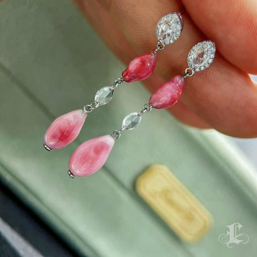 Non taillé 【Conchéa】Conch Pearl Pink Flame Drop Ears in 18k White Gold with Di - 4.81ct en vente