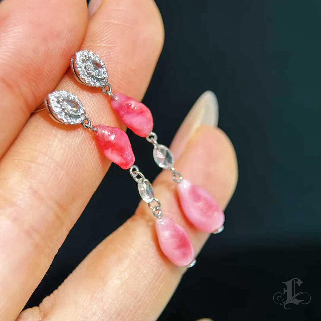 【Conchéa】Conch Pearl Pink Flame Drop Ears in 18k White Gold with Di - 4.81ct en vente 4