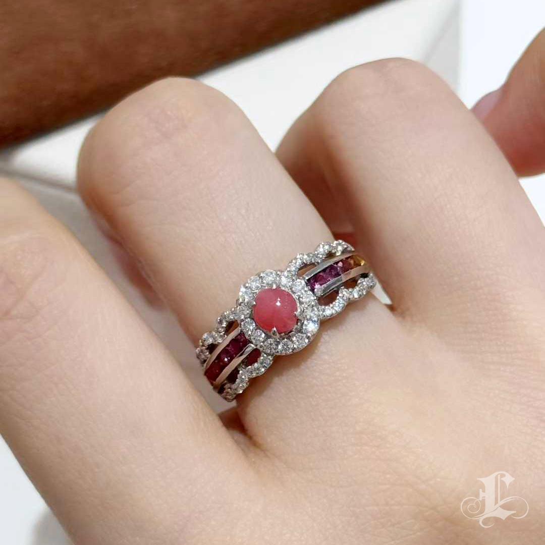 Une création exquise de notre collection Conchéa, mettant en valeur la beauté rare d'une perle de conque naturelle de 0,57ct, d'une couleur rose saumon vif et saturé et d'une surface impeccable. La perle est encadrée d'un halo de diamants brillants,